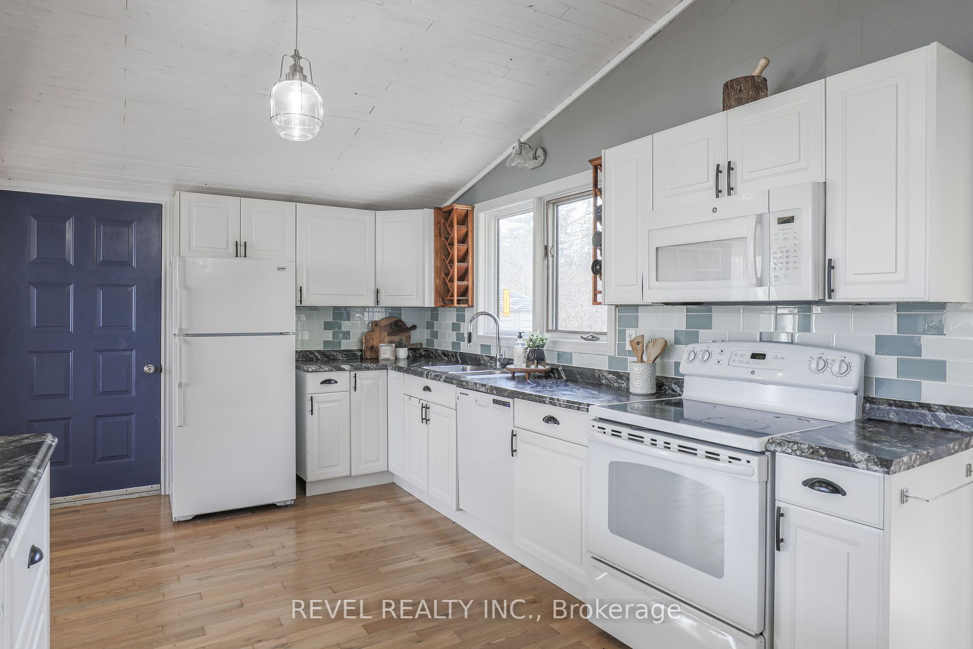 25 Lakeview Cottage Rd