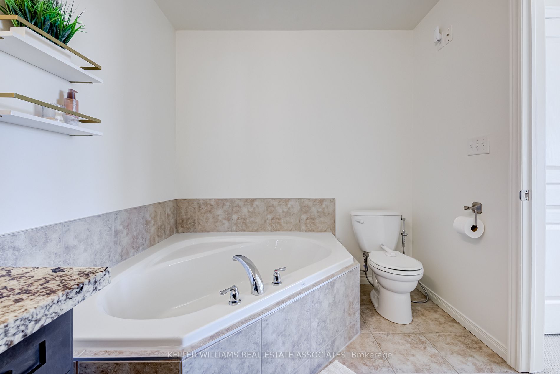 370 Stonehenge Dr, #17