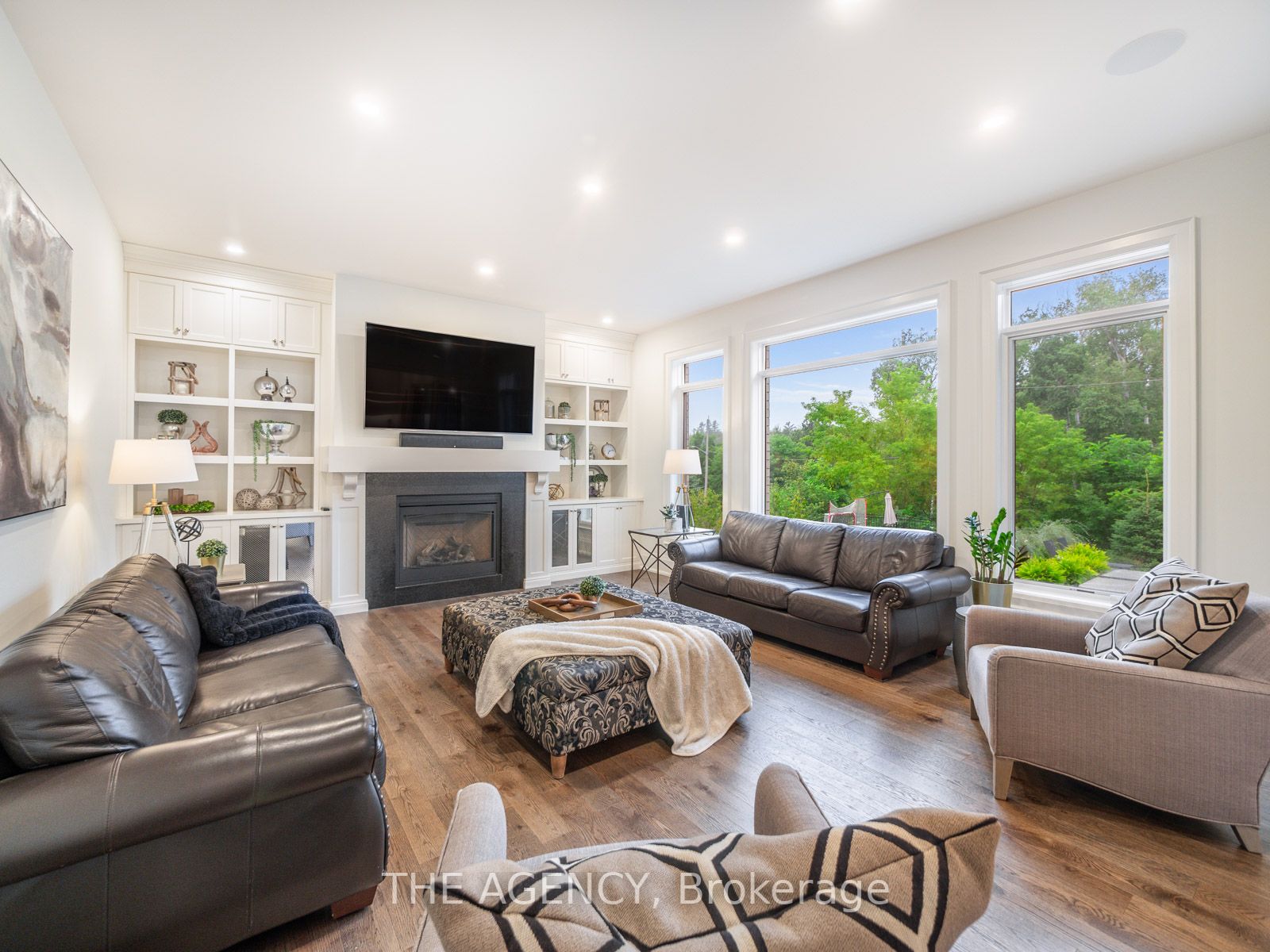643 Regal Pl