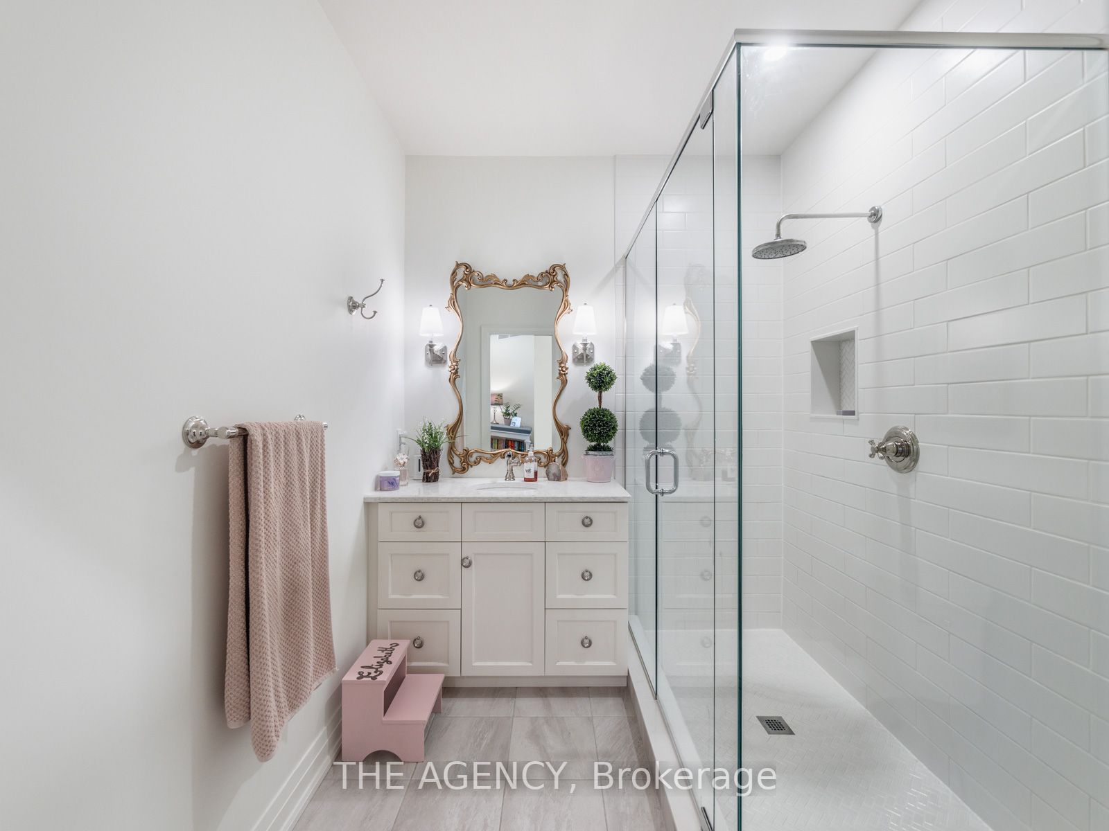 643 Regal Pl