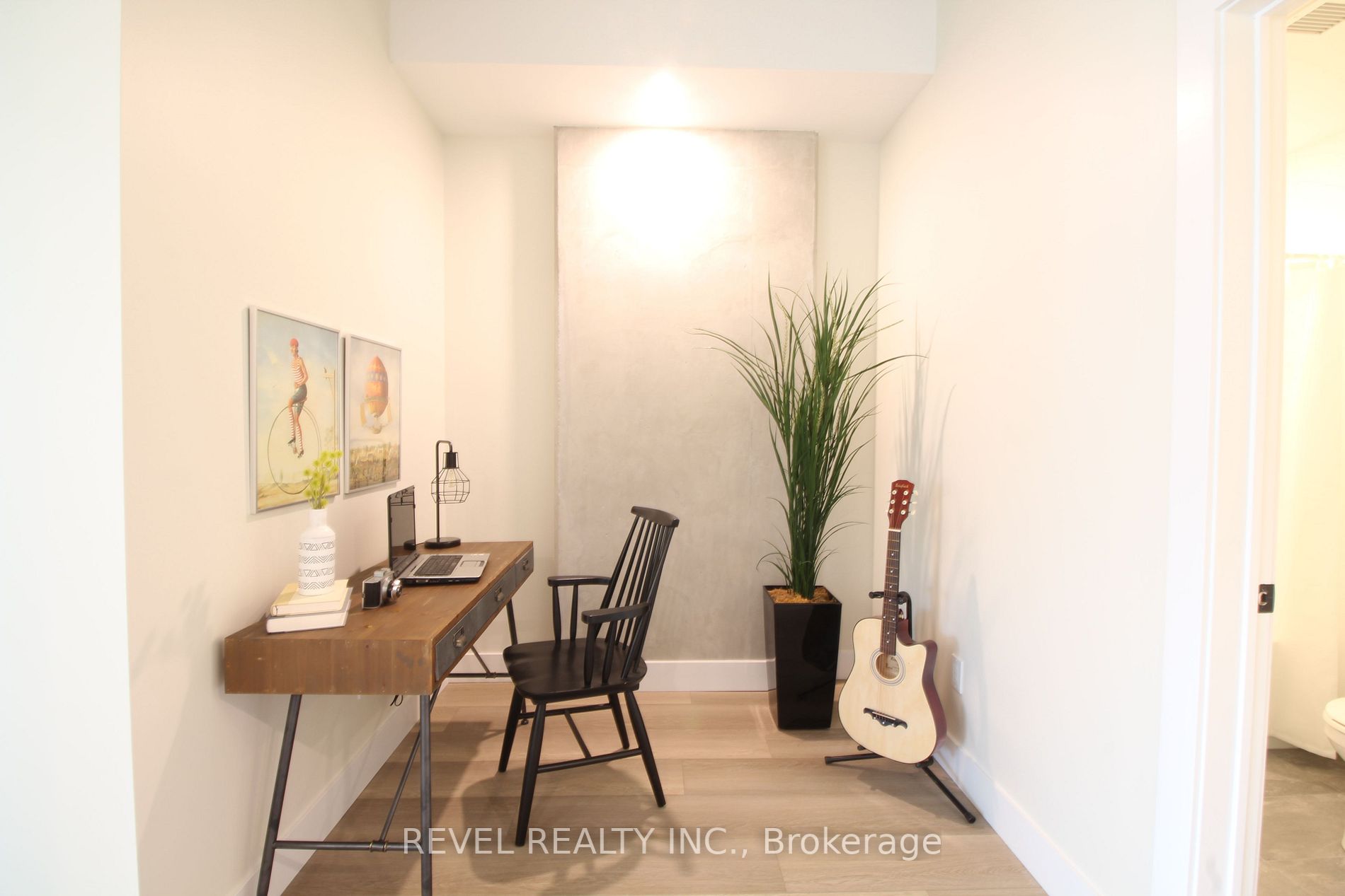 165 James St S, #304