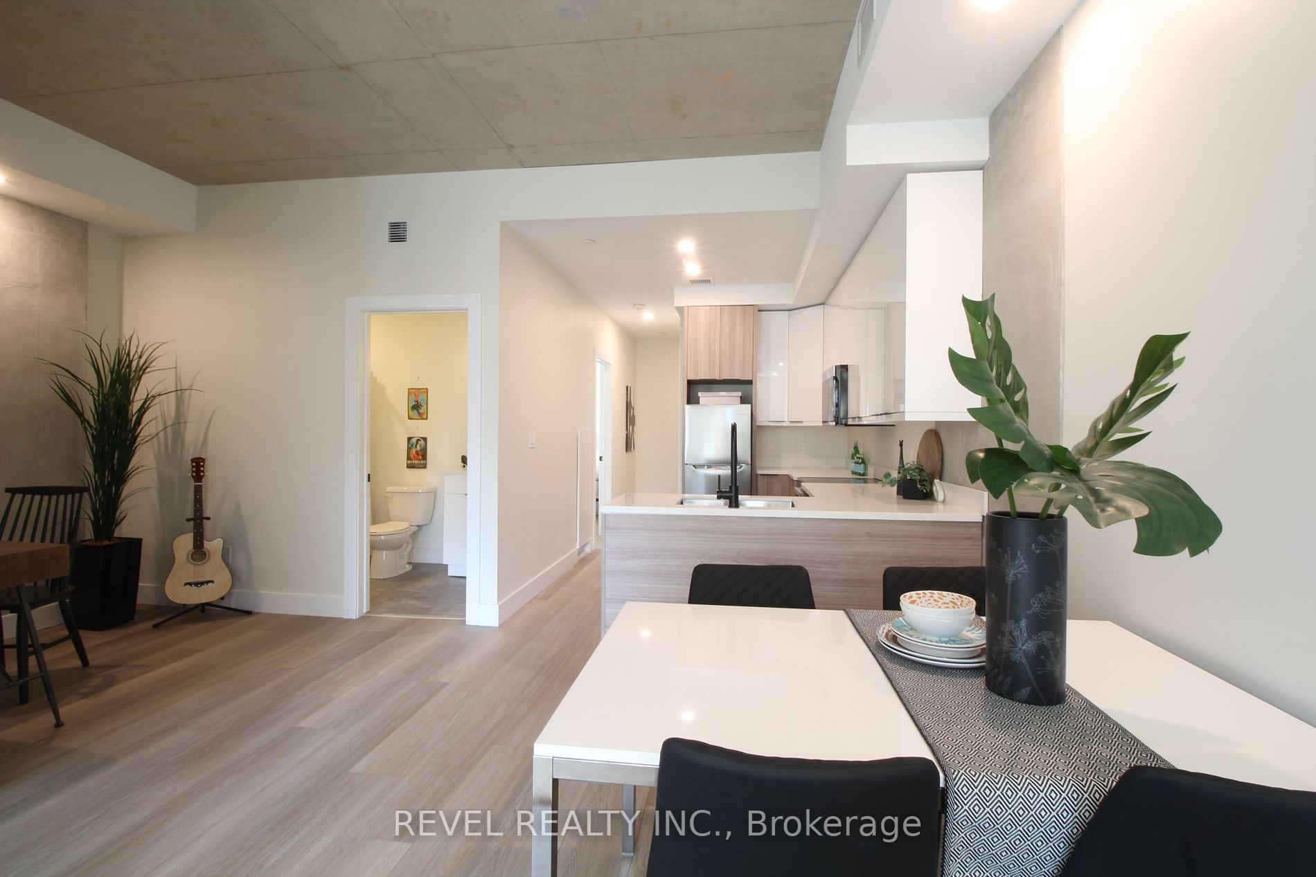 165 James St S, #304
