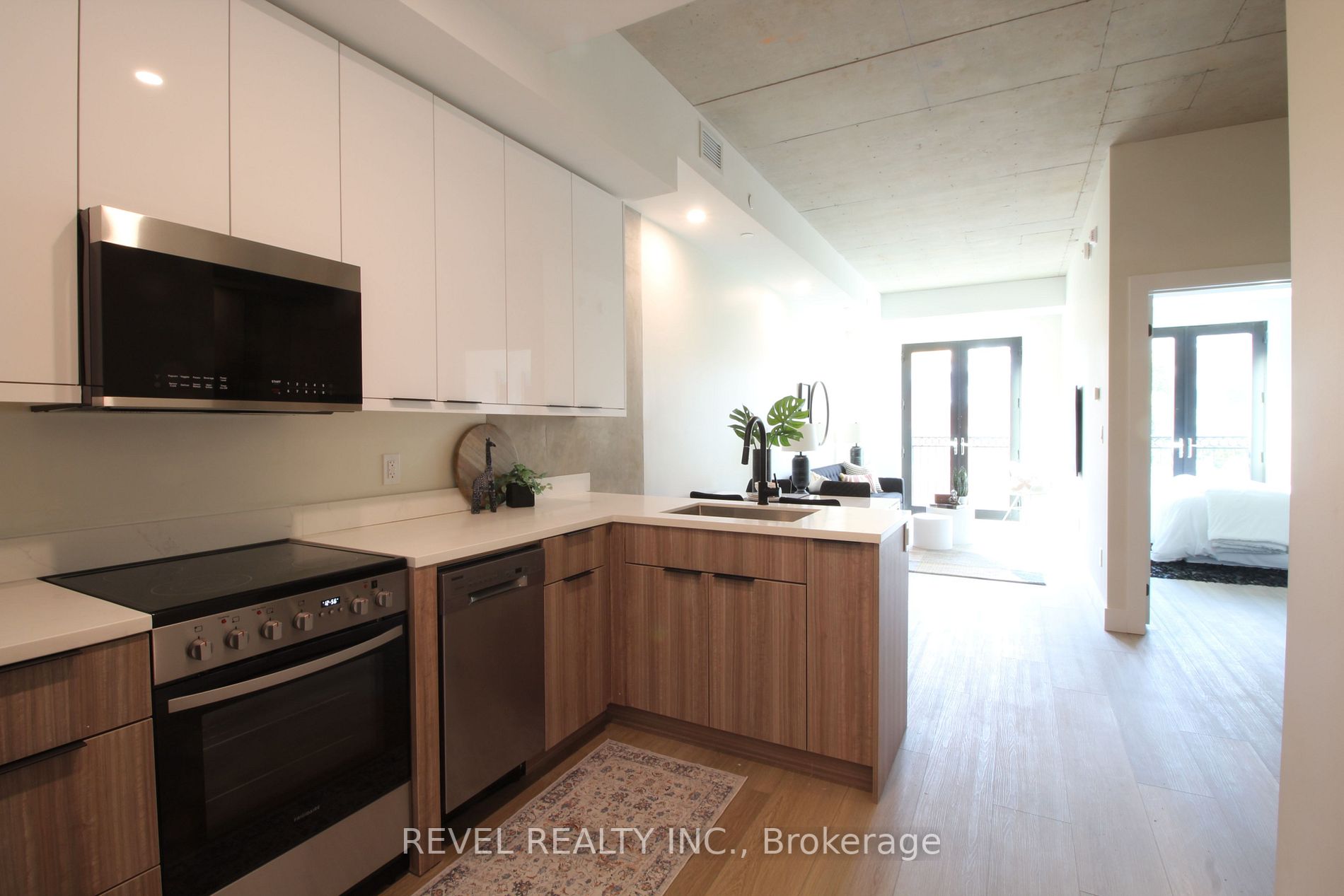165 James St S, #304