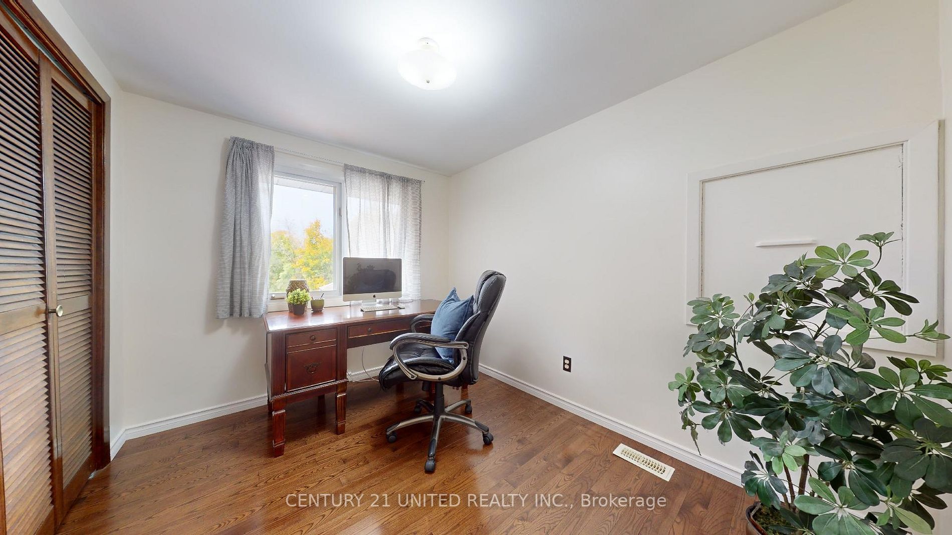 1581 Champlain Dr
