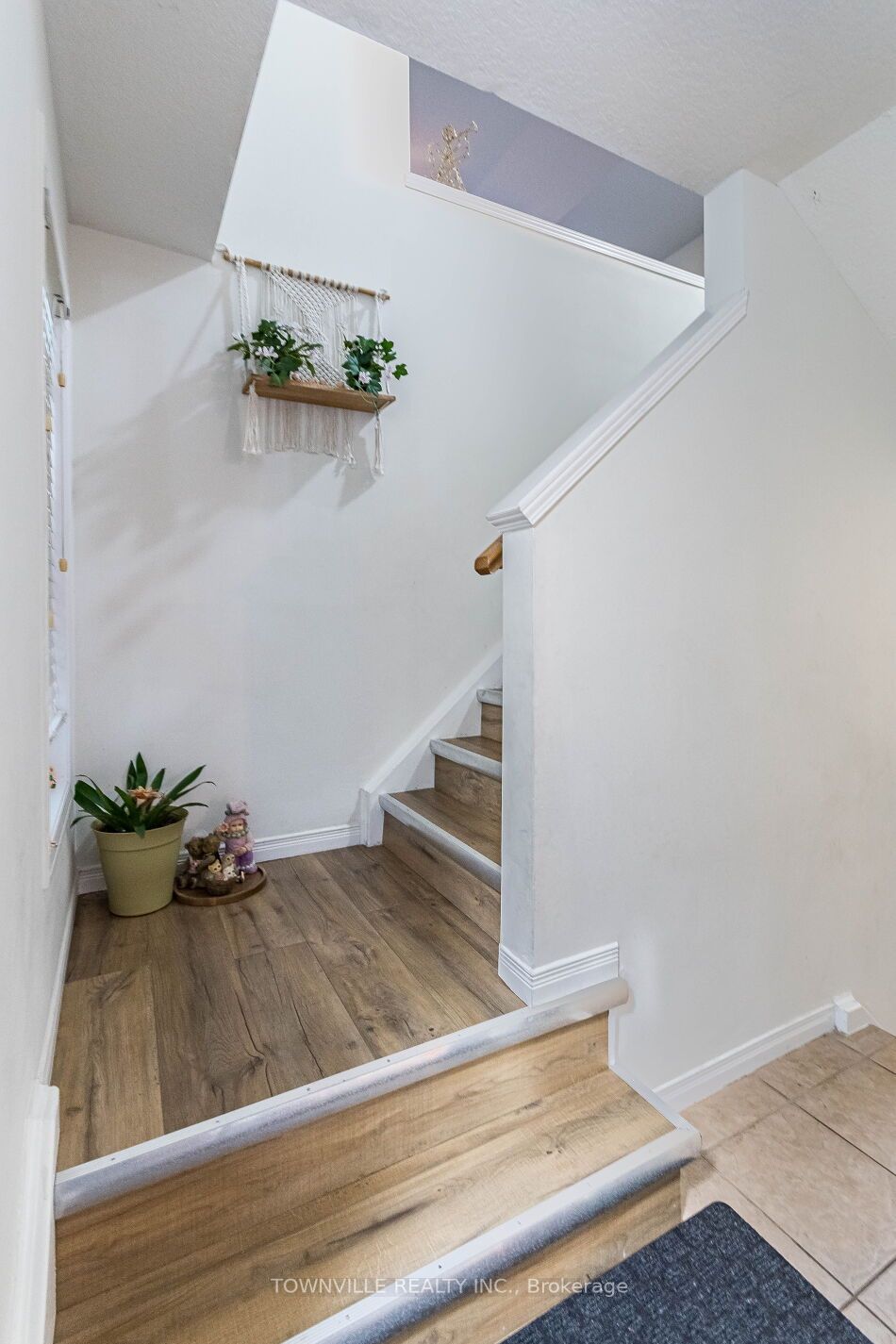 4 Seabrook Dr