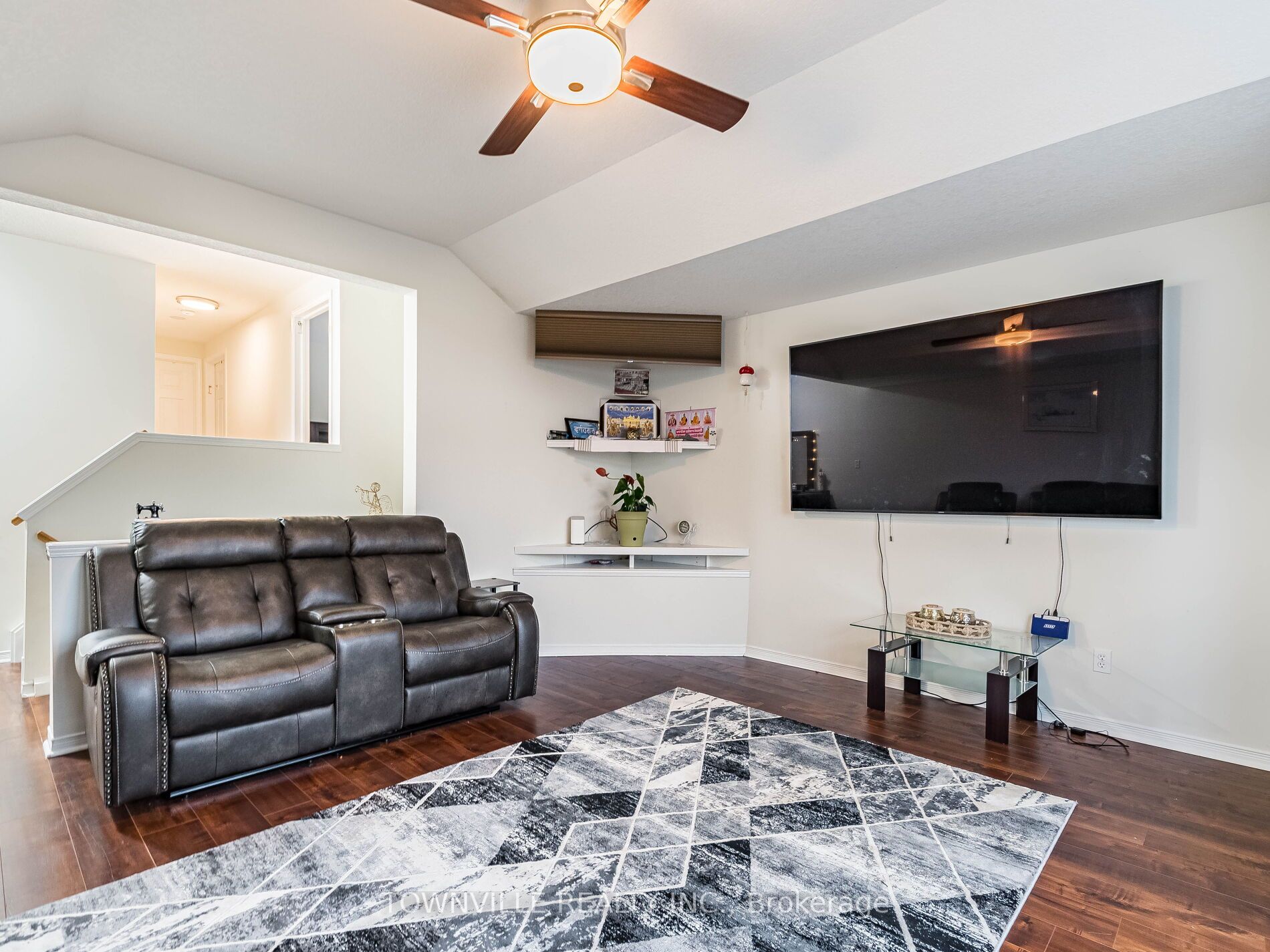 4 Seabrook Dr