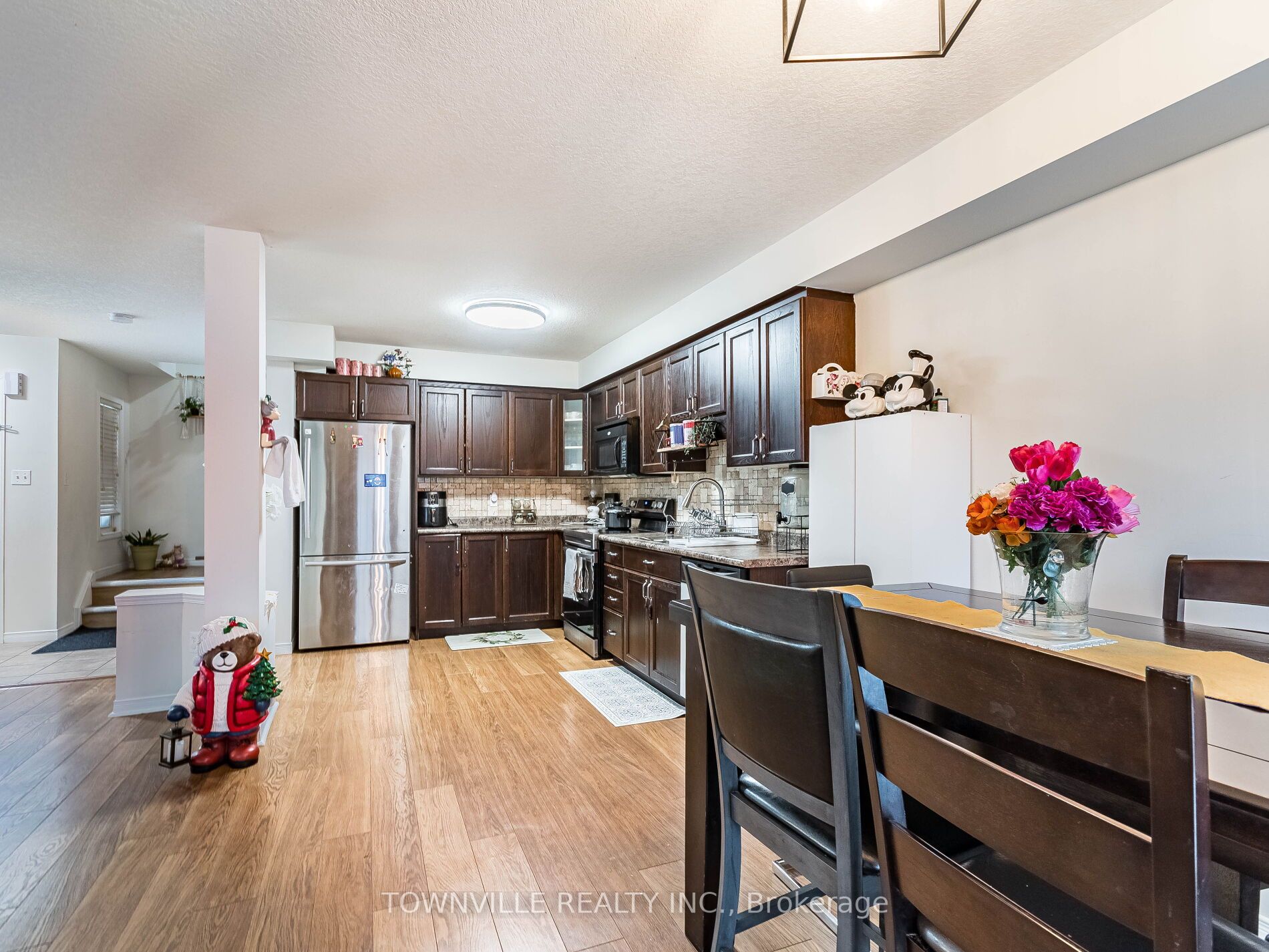 4 Seabrook Dr