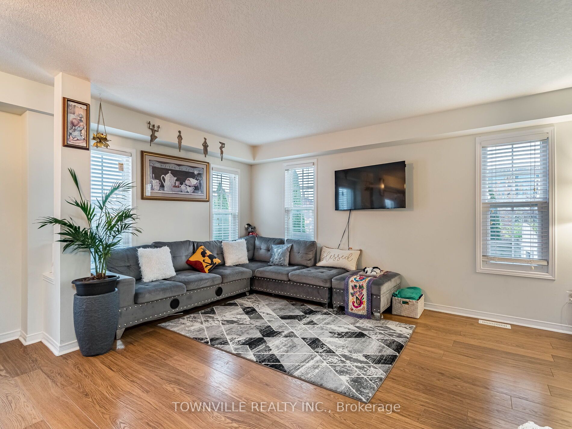 4 Seabrook Dr