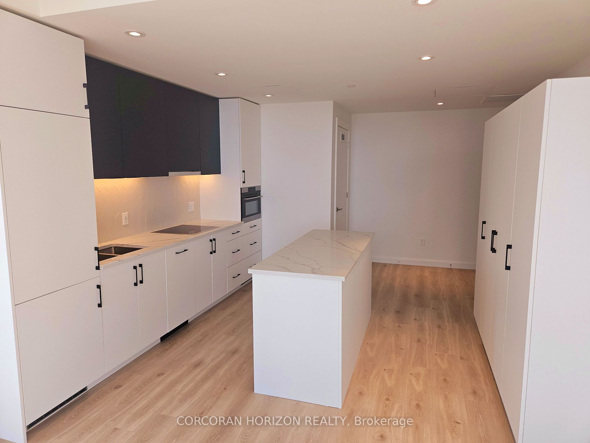 741 King St W, #912
