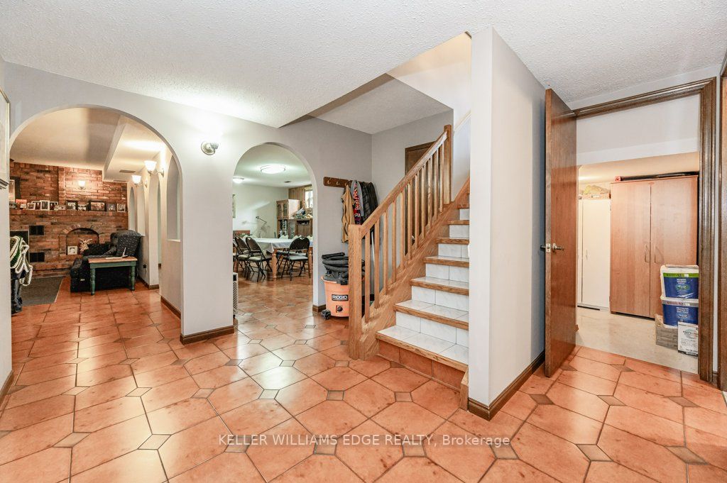 355 Hixon Rd N