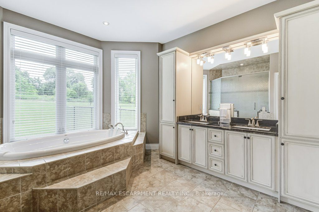 31 Parkside Dr