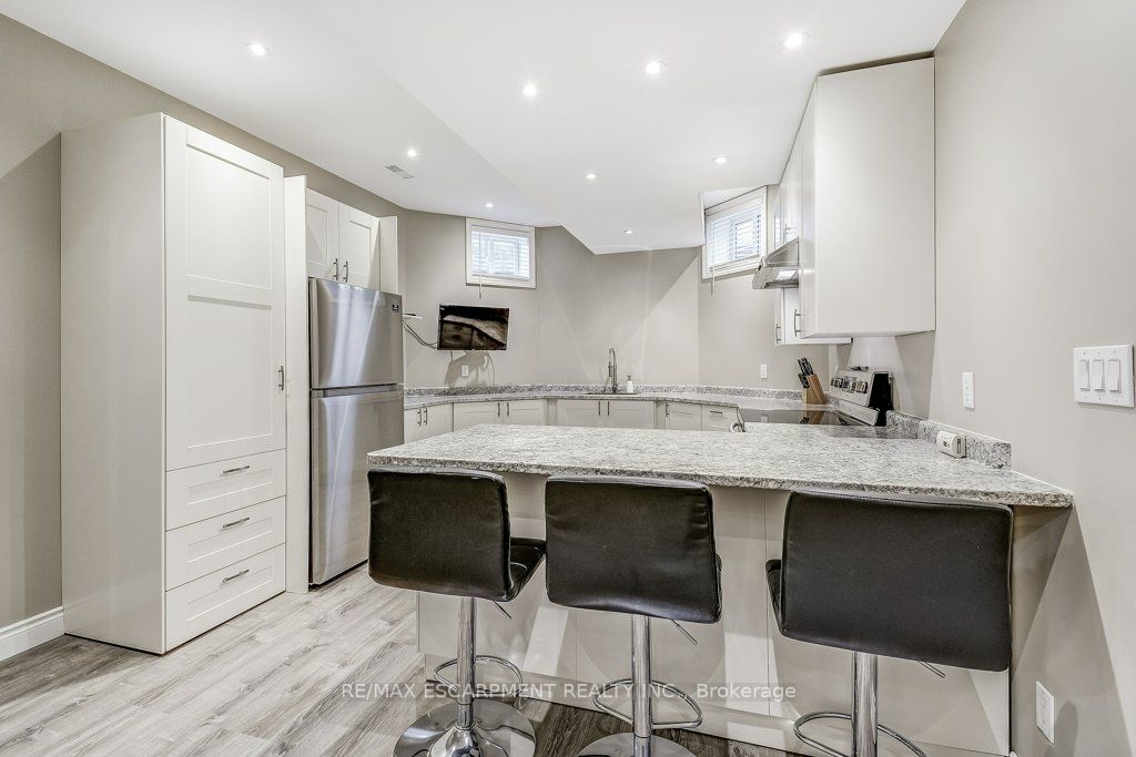 31 Parkside Dr