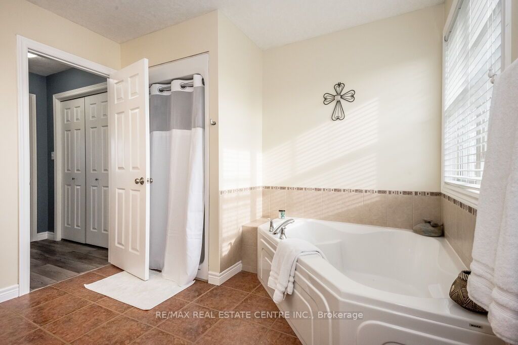 53 Howden Cres