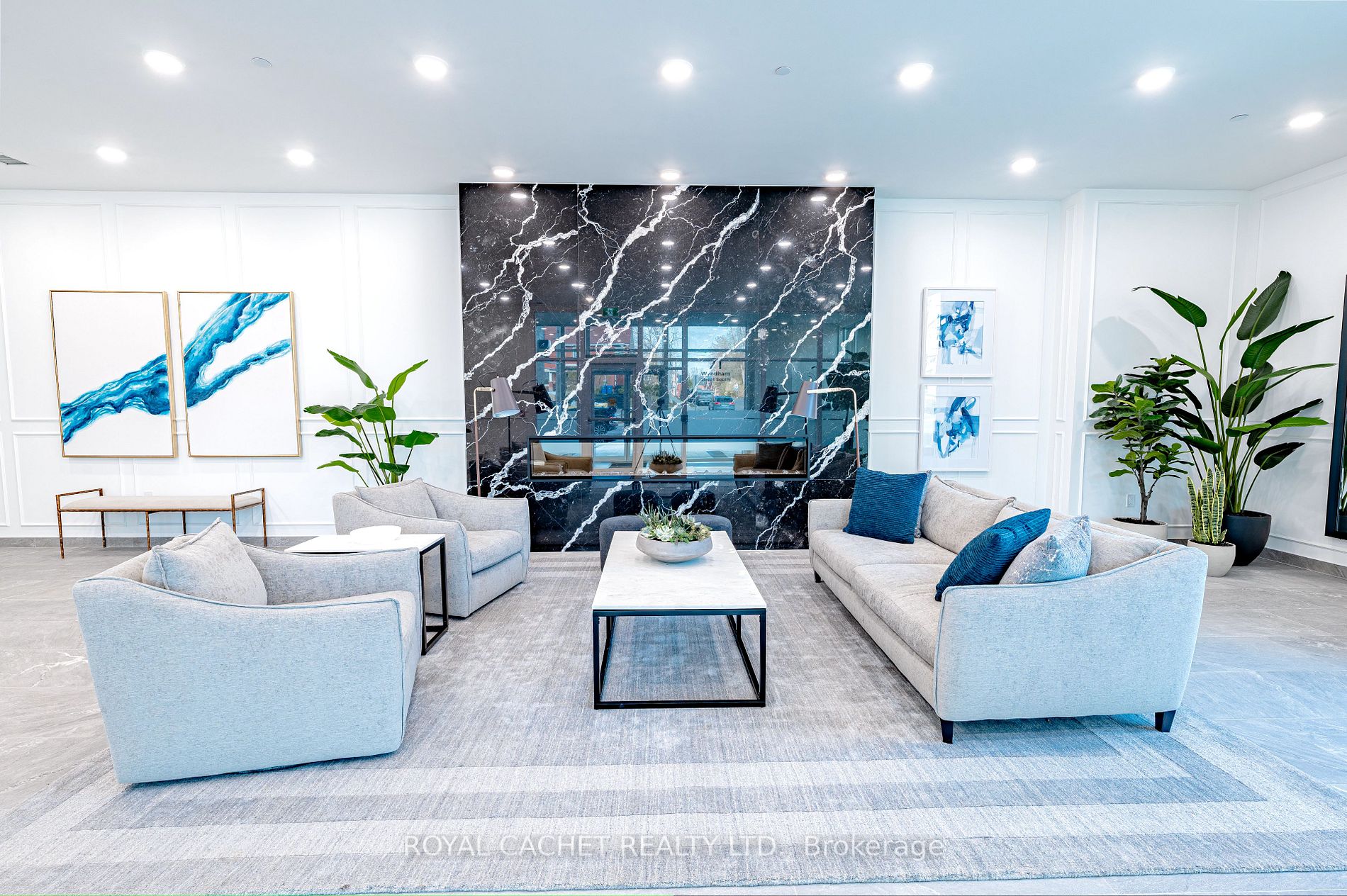 71 Wyndham St S, #302