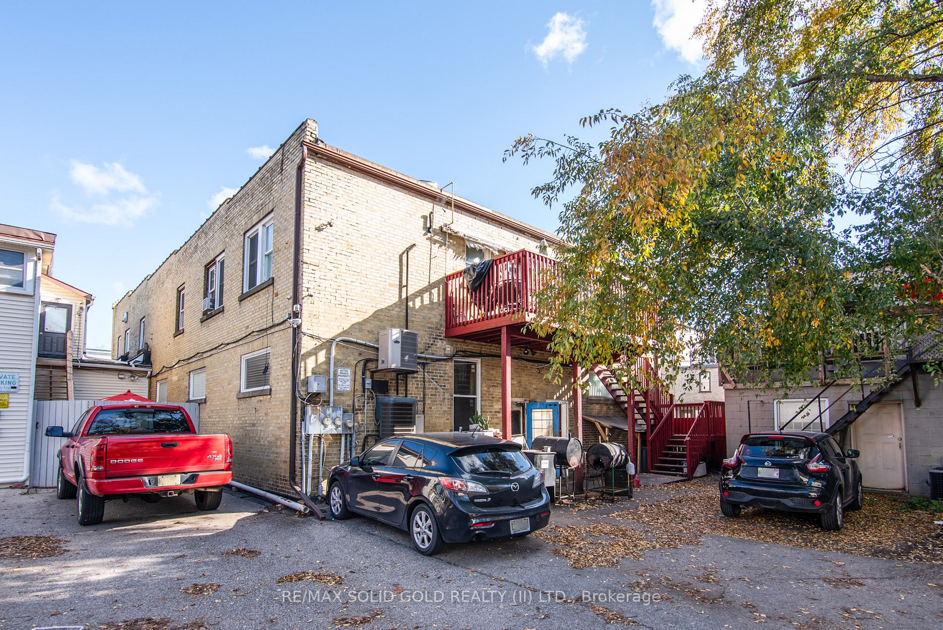 660 King St E
