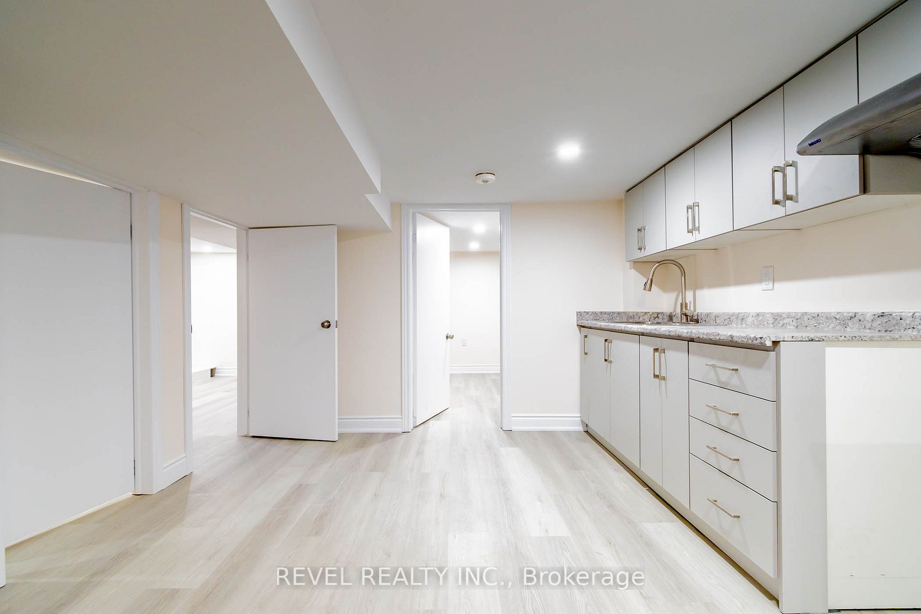 69 Vine St S