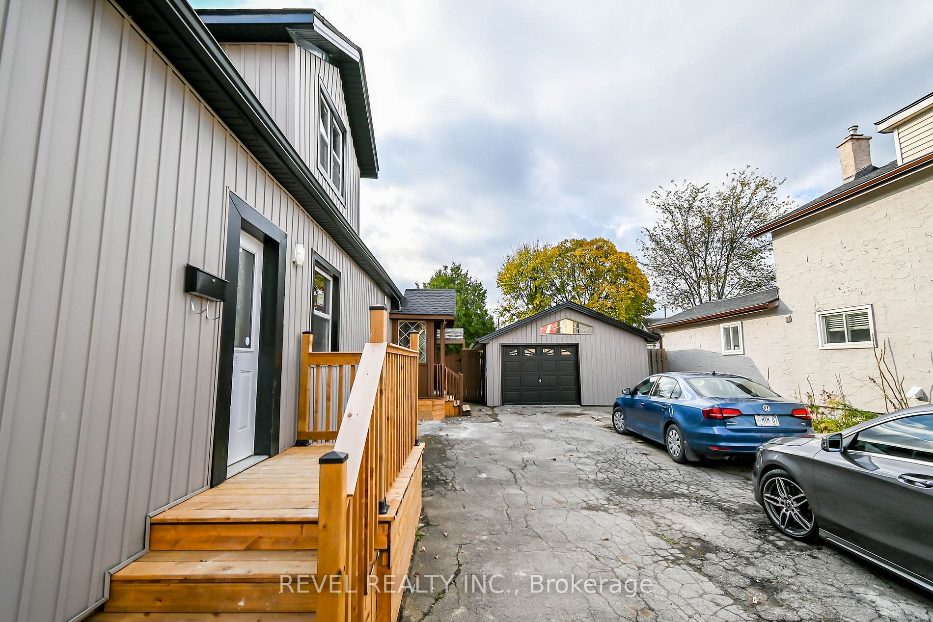 69 Vine St S