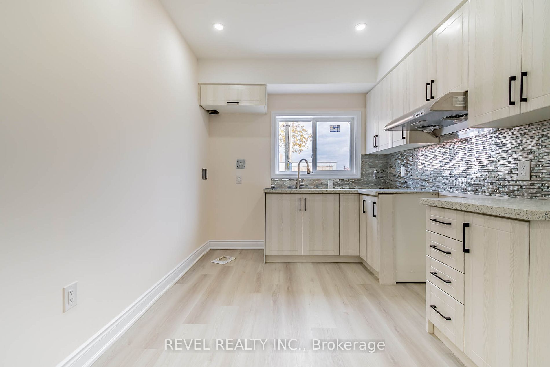 69 Vine St S