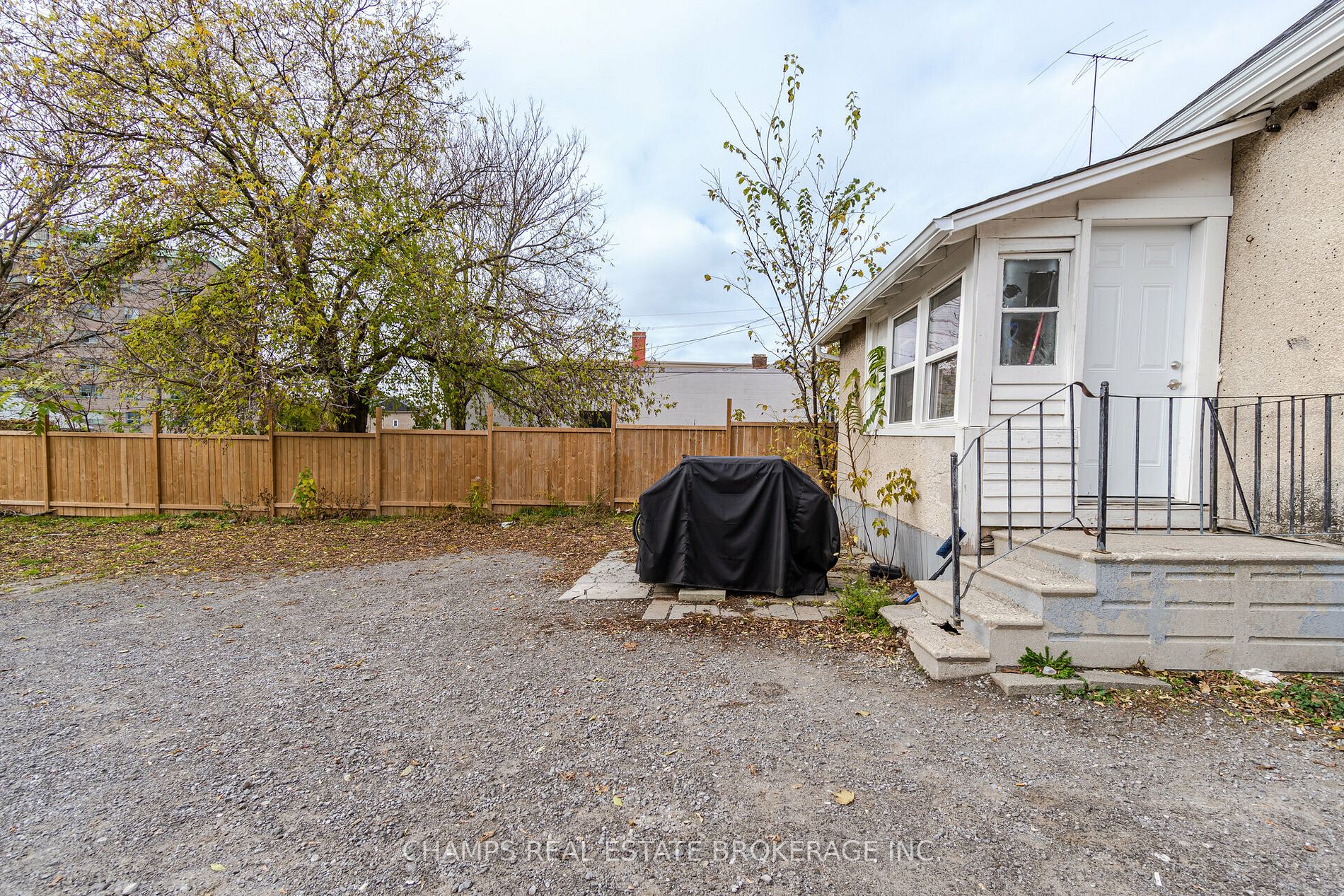 100 Queenston St