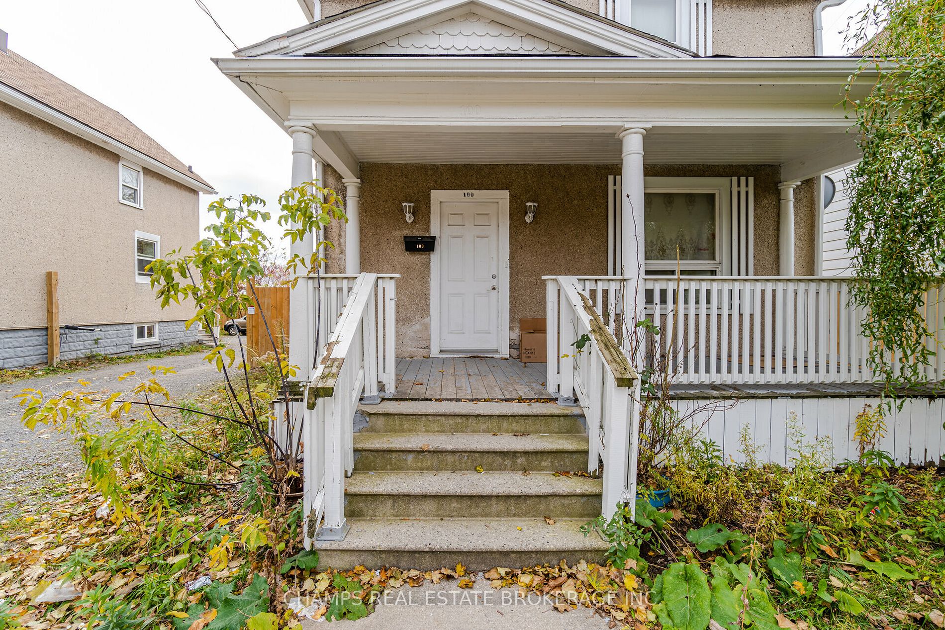 100 Queenston St