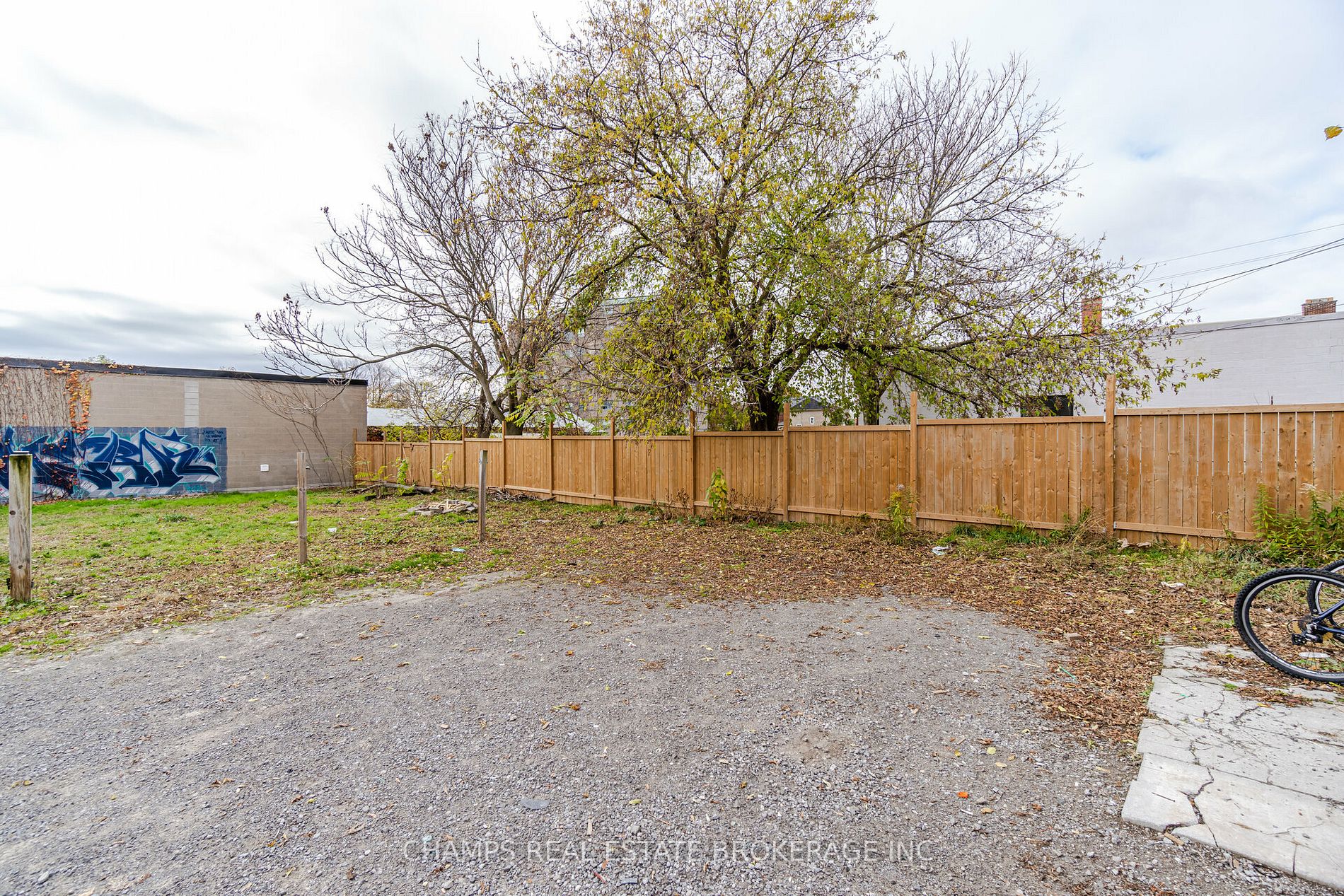 100 Queenston St