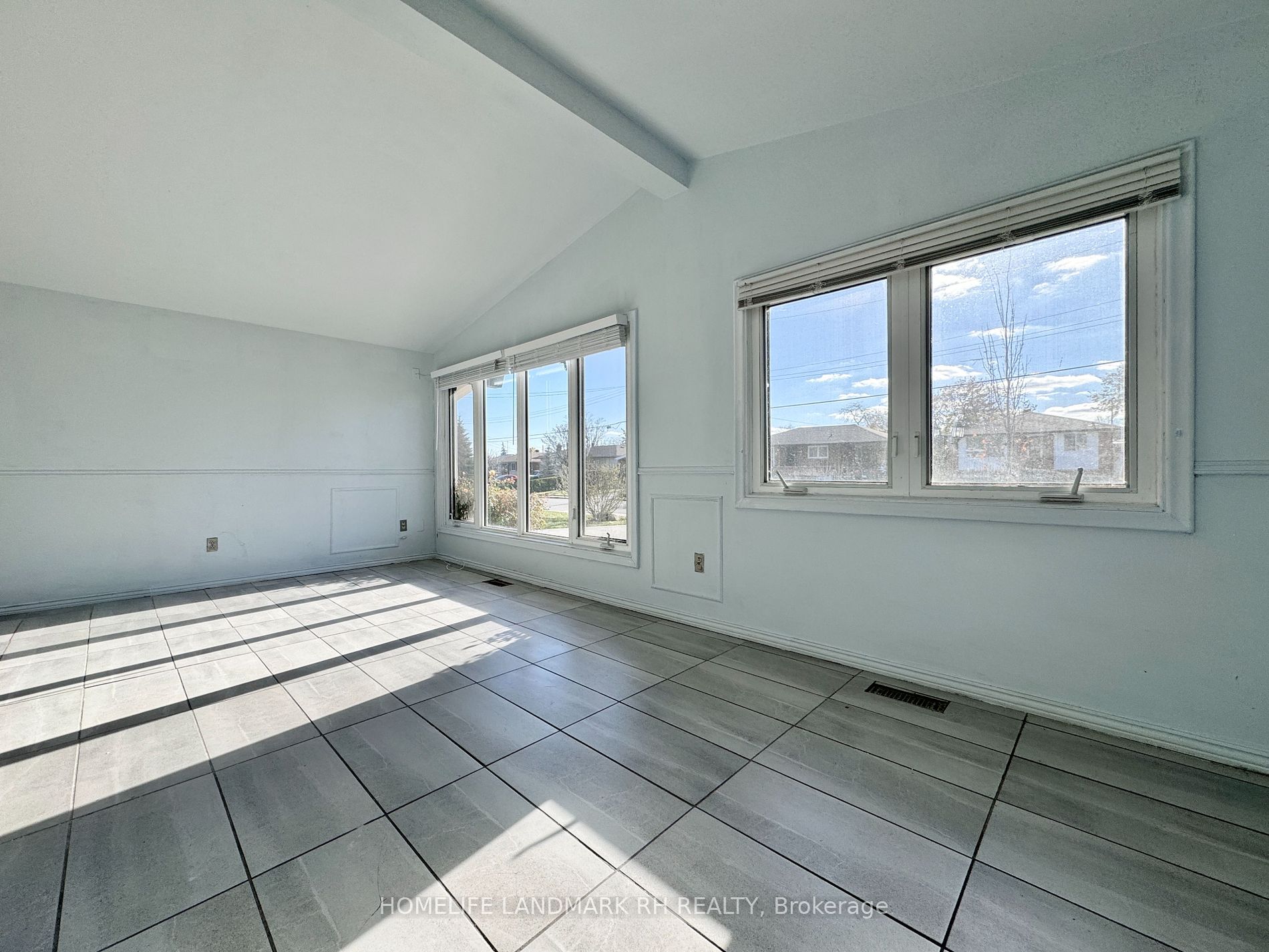3 Lilacside Dr
