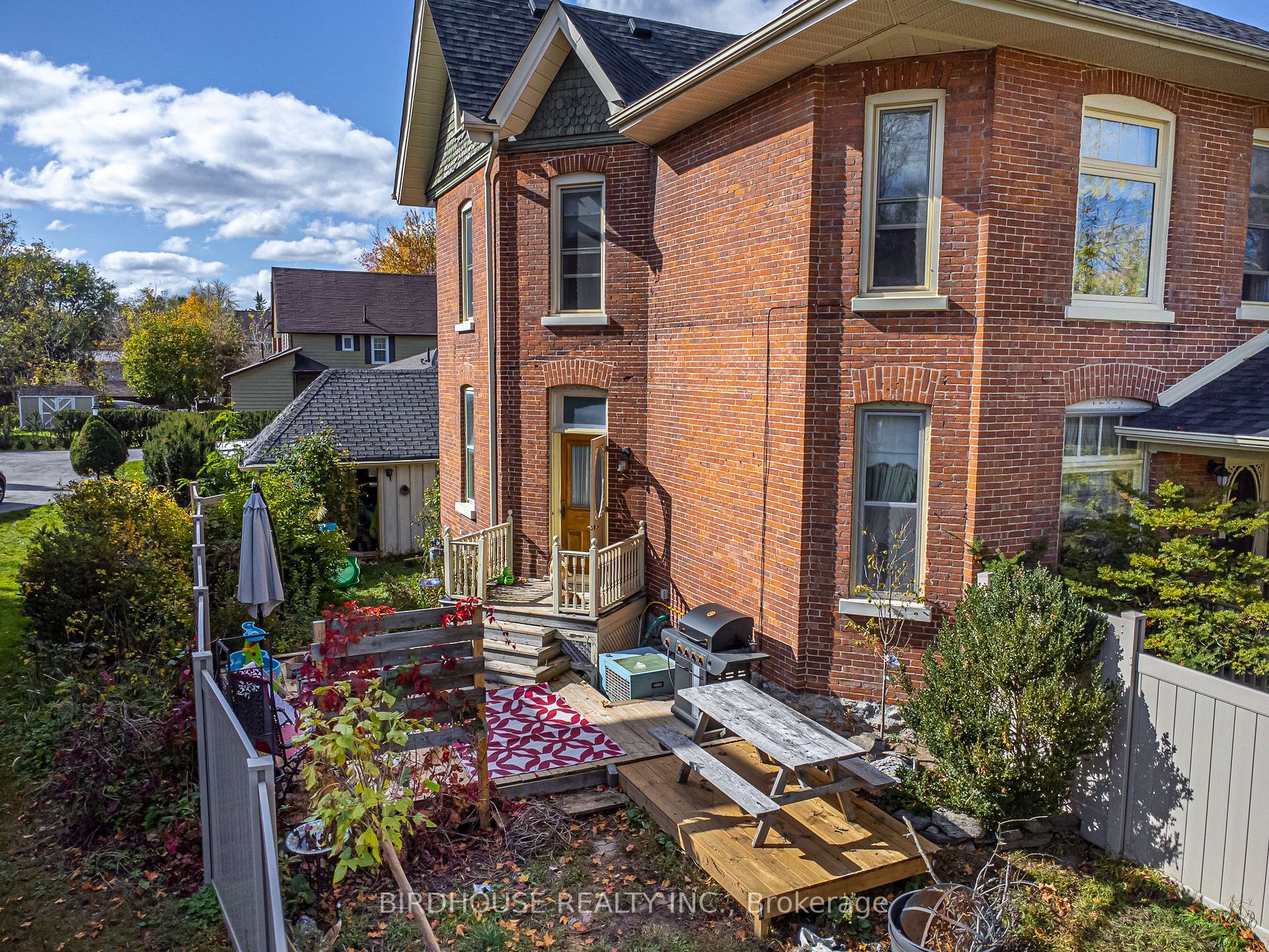 157 William St N