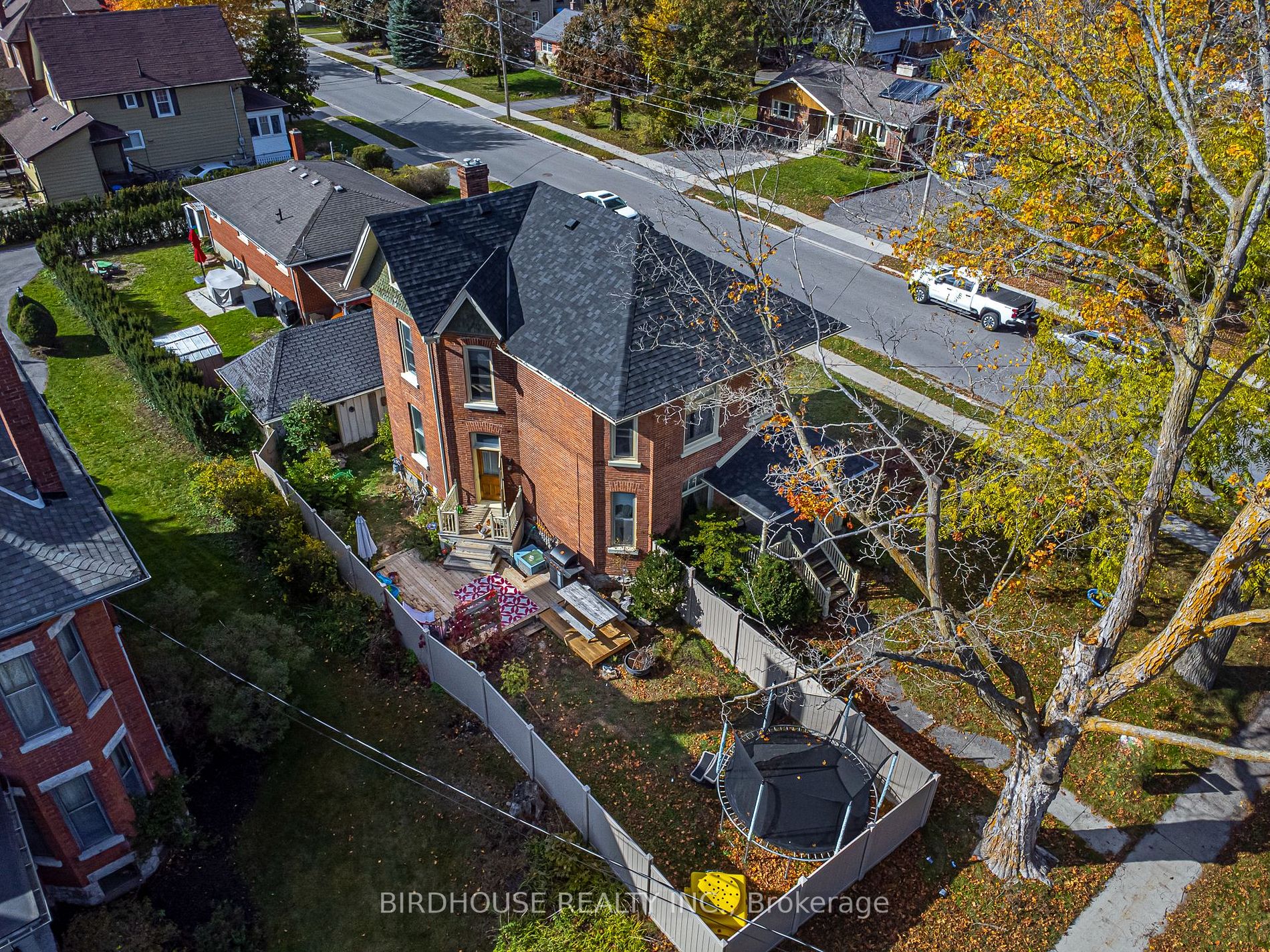 157 William St N