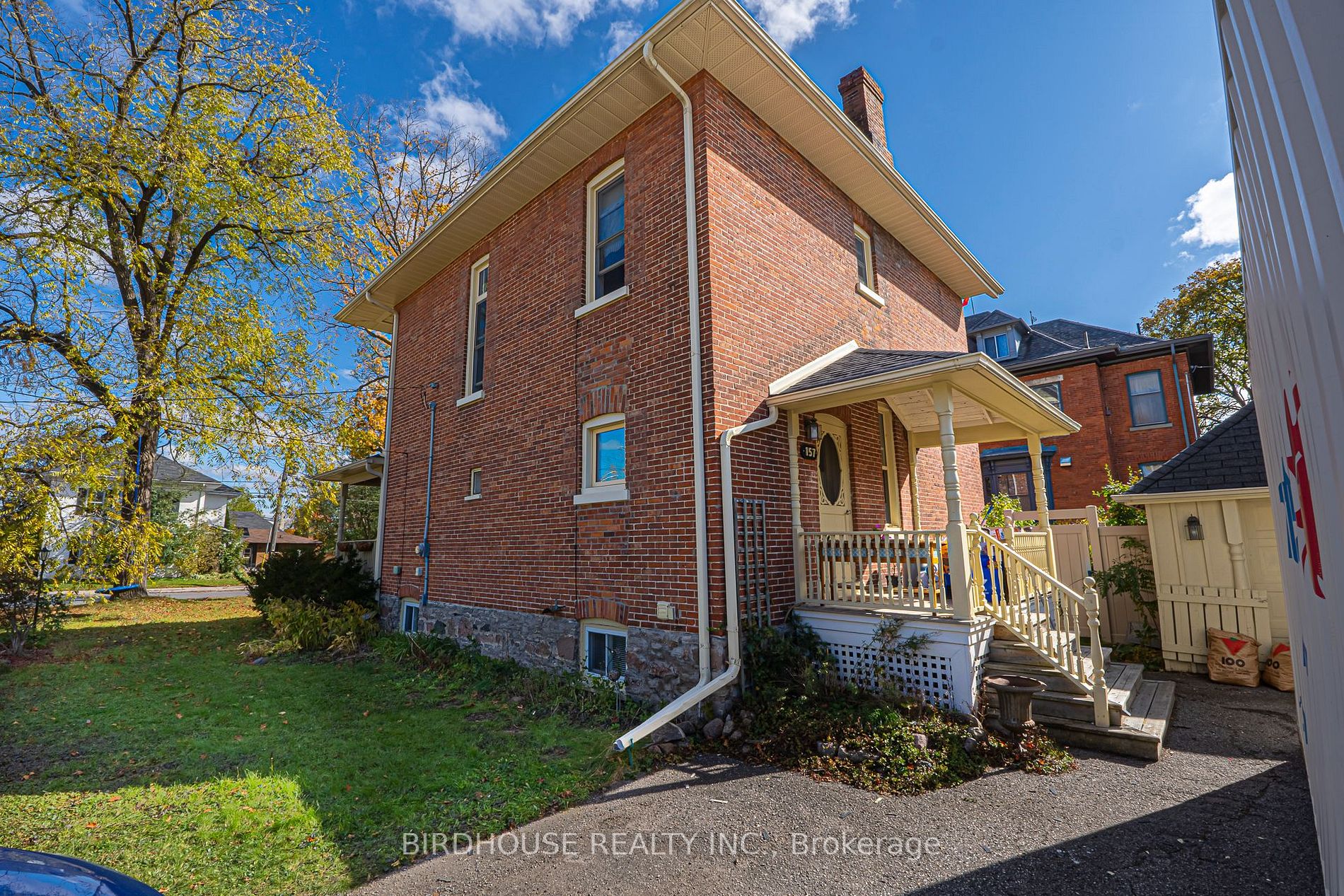 157 William St N