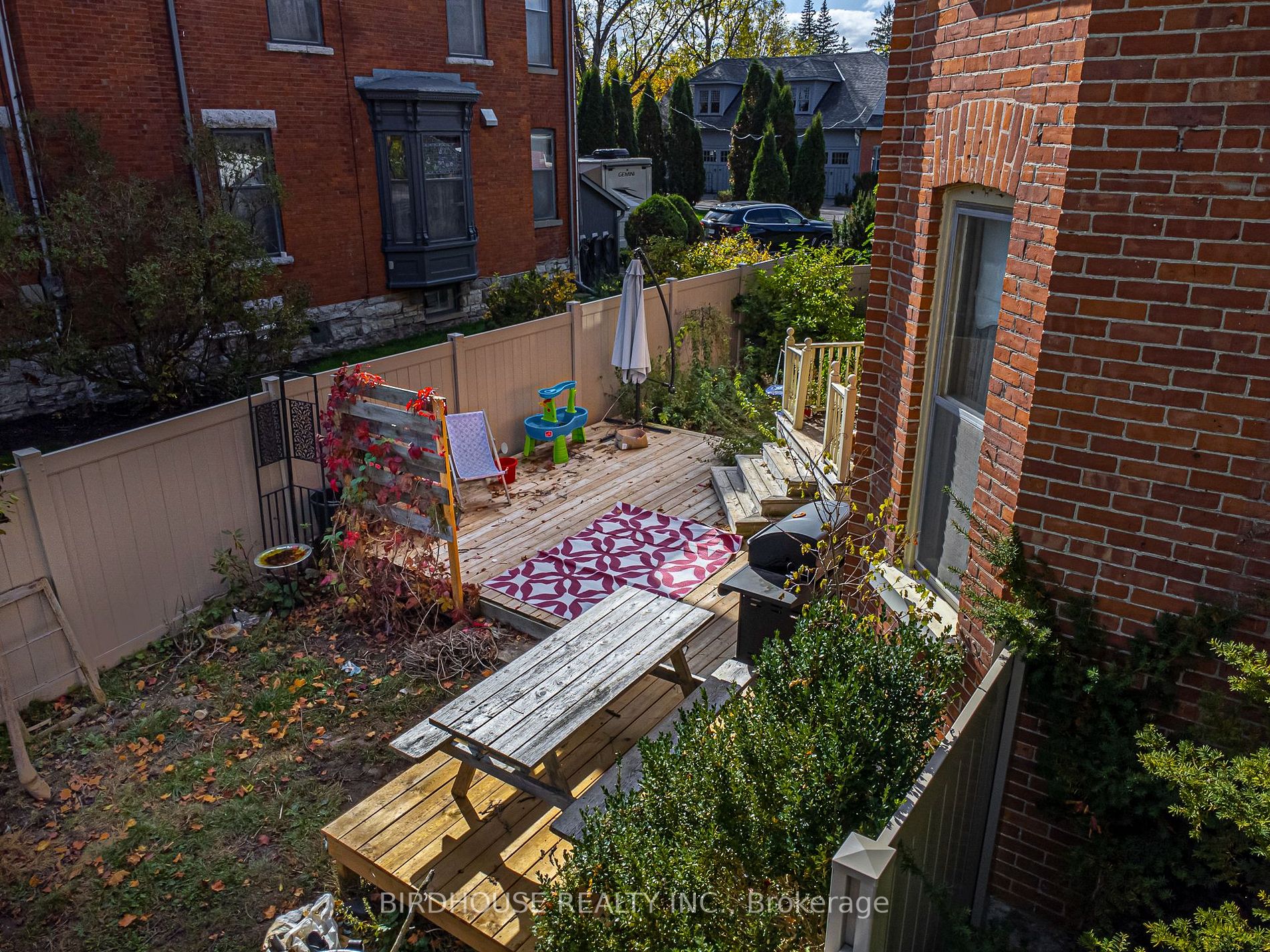 157 William St N