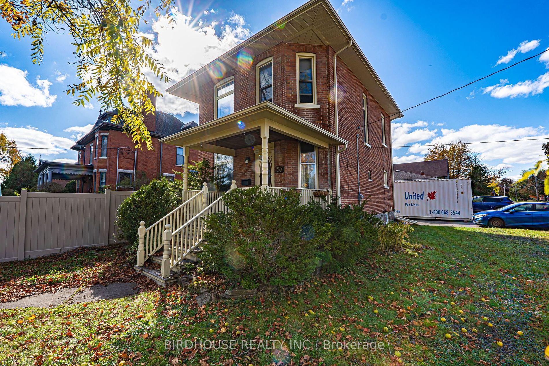 157 William St N
