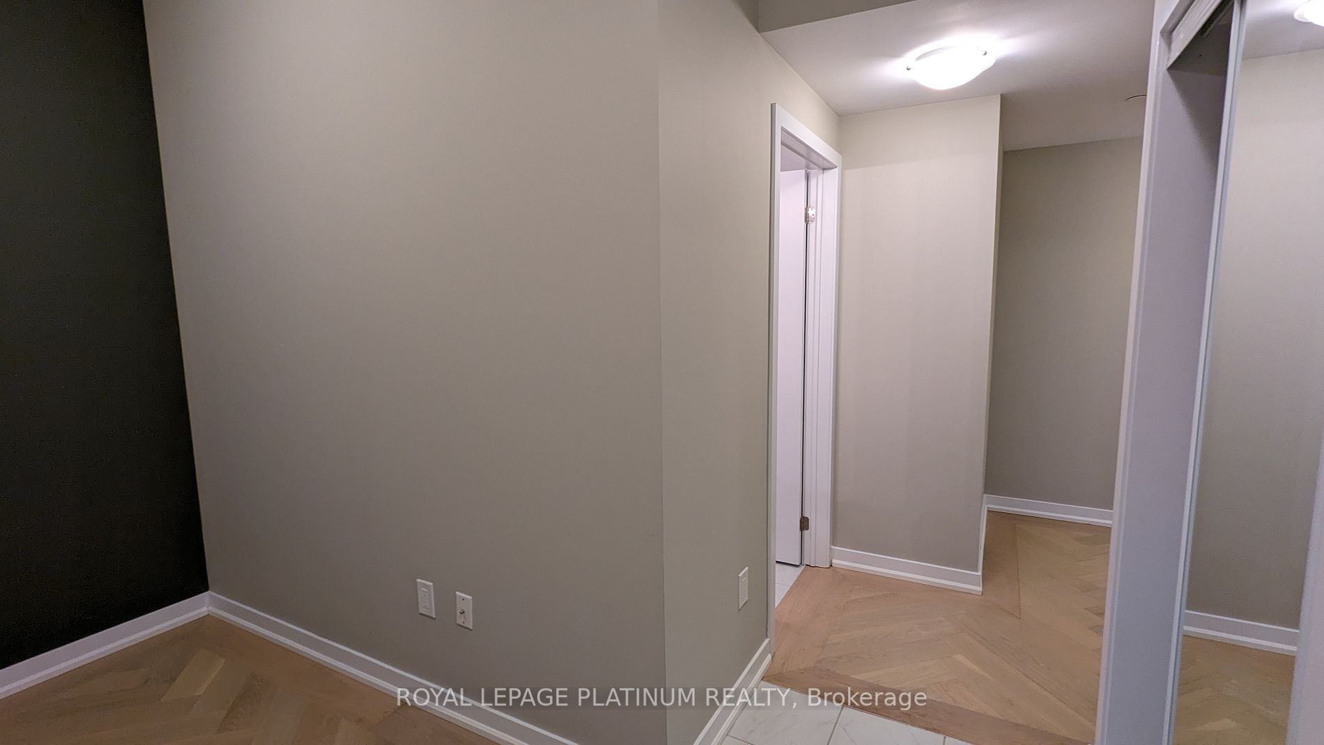 450 Dundas St, #406