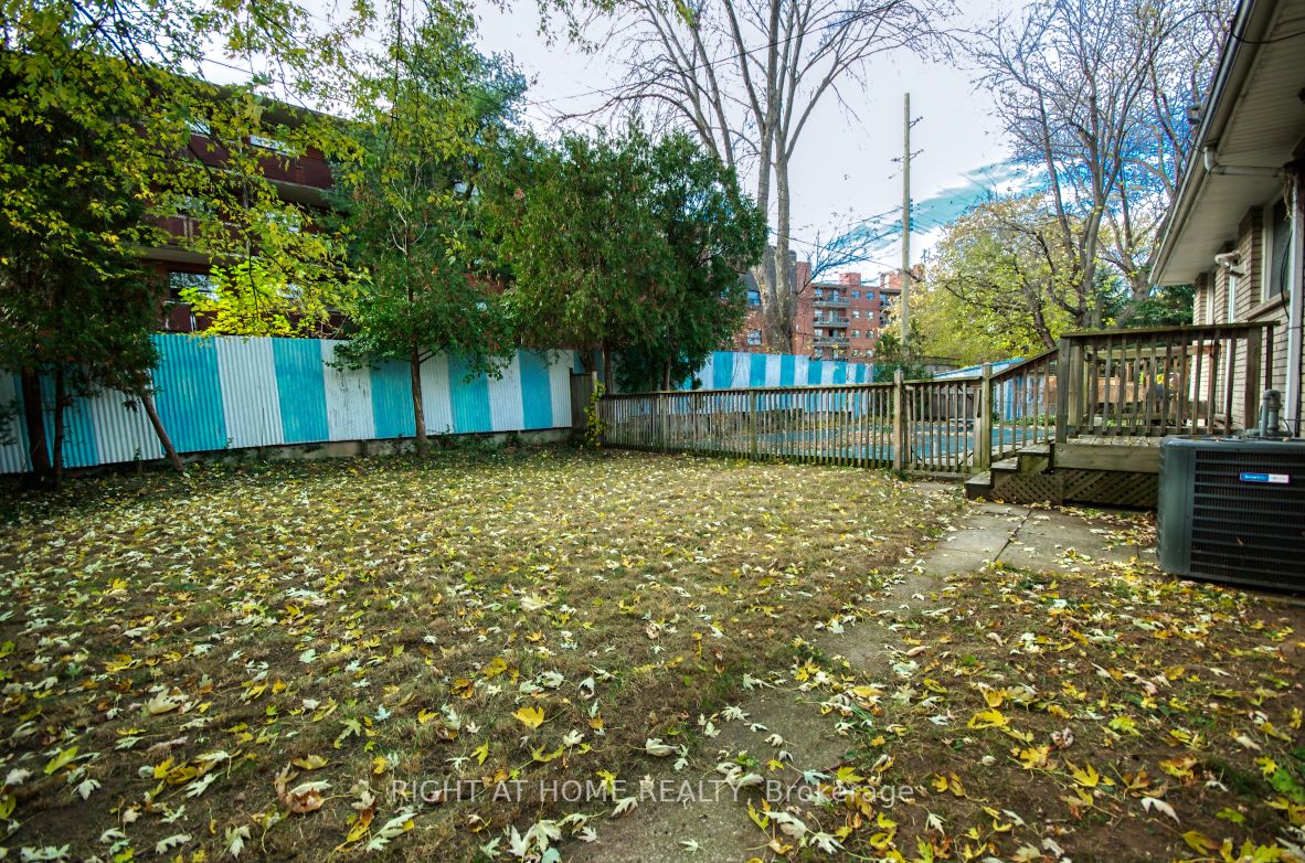 22 Colonial Crt