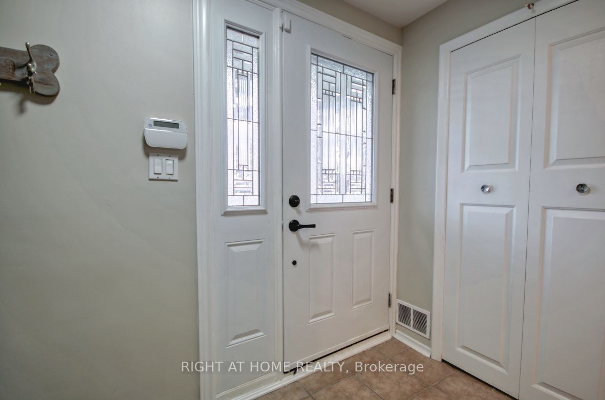 22 Colonial Crt