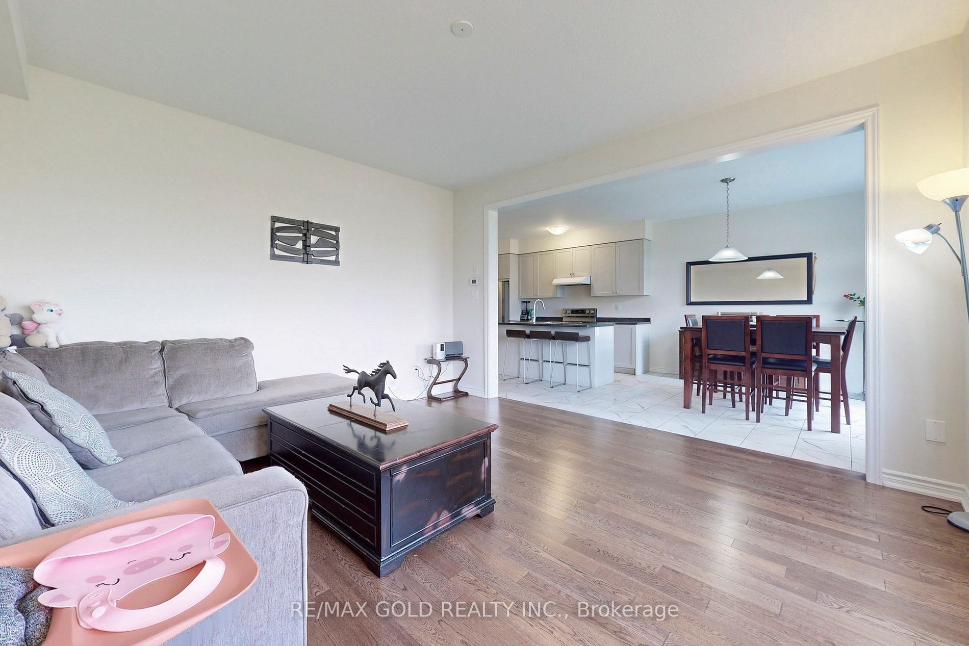 4 Gunn Ave