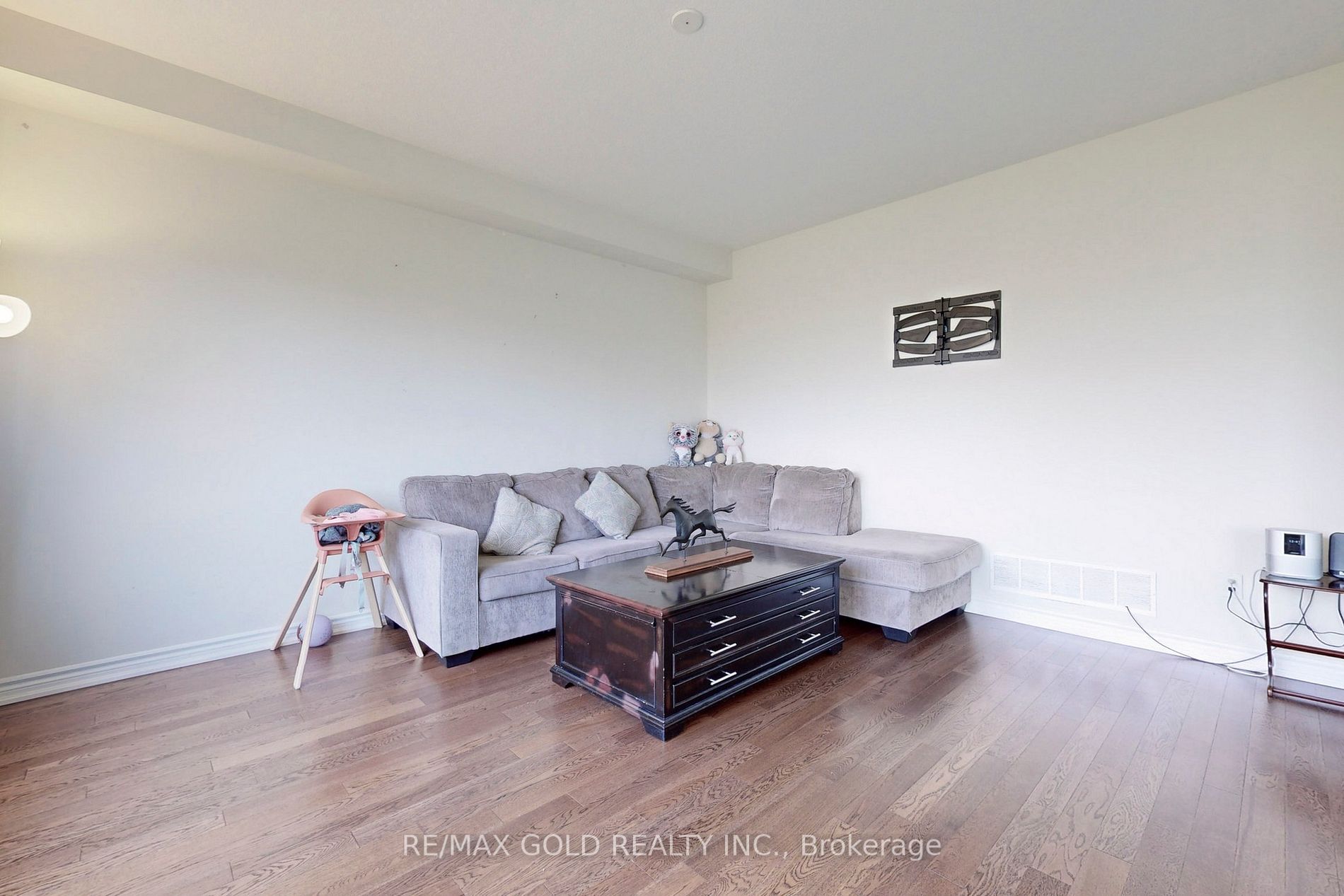 4 Gunn Ave