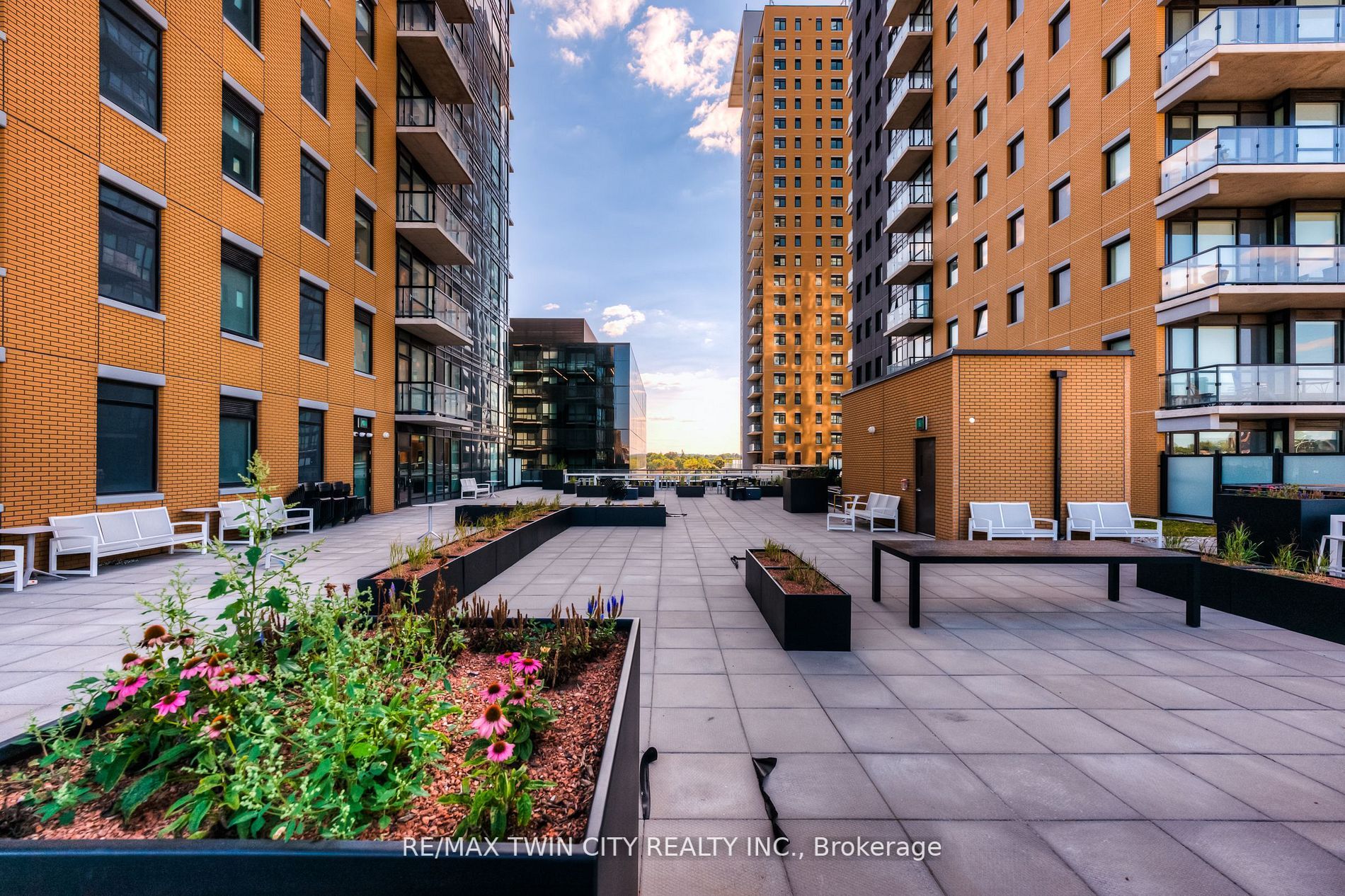 108 Garment St, #909