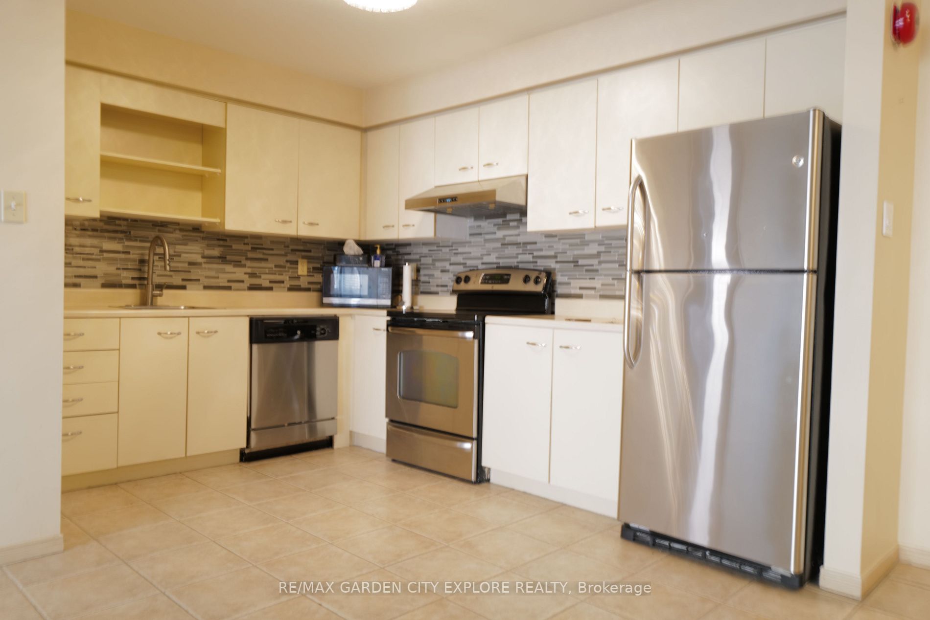 78 Roehampton Ave, #319