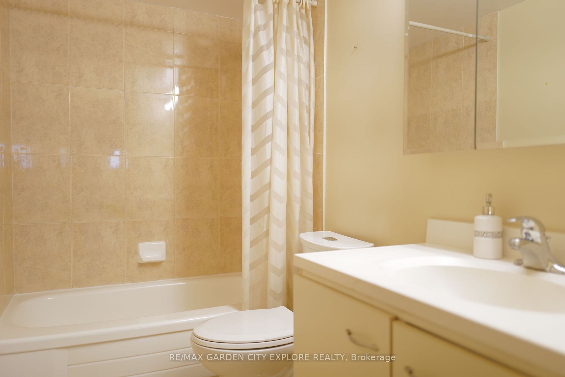 78 Roehampton Ave, #319