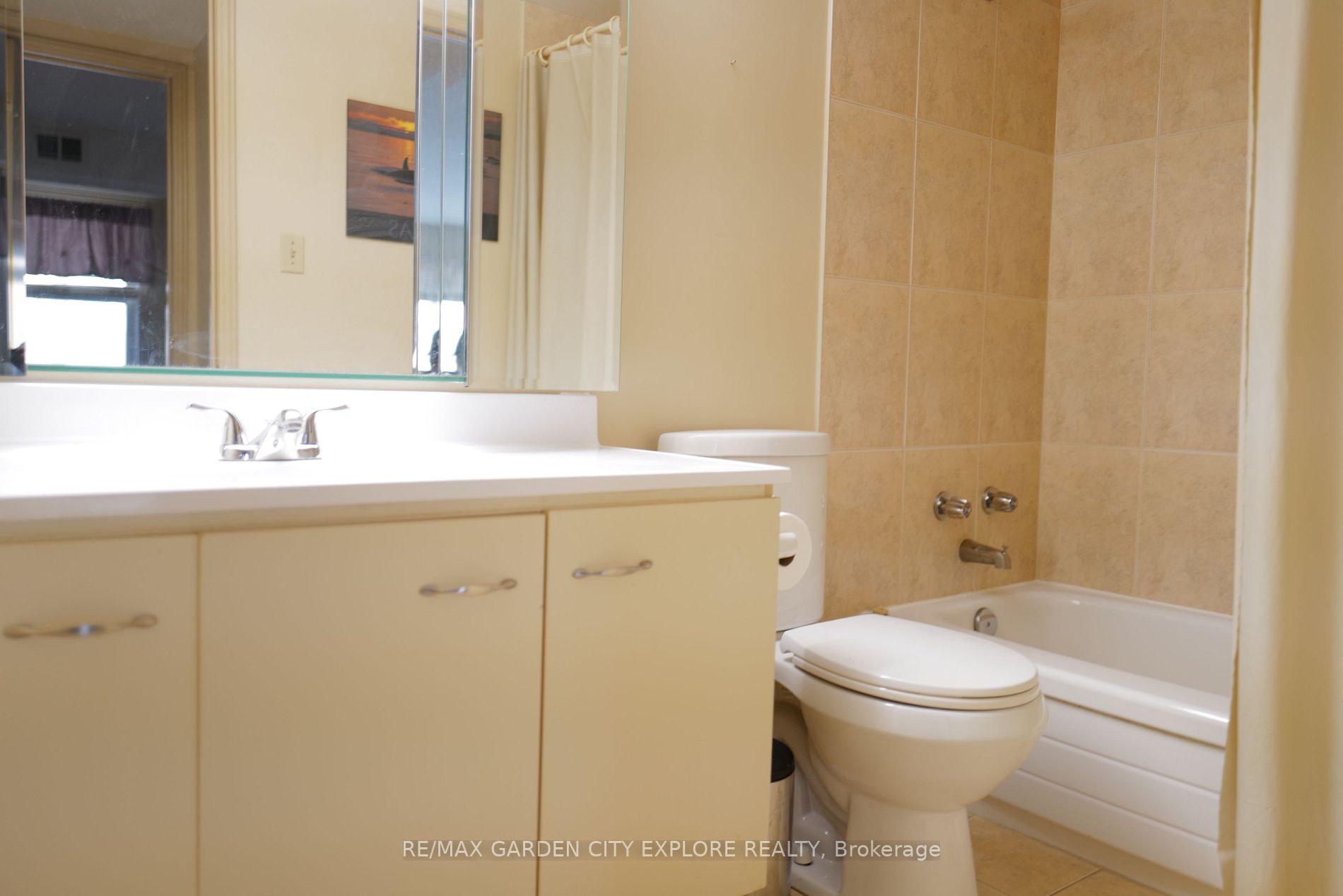 78 Roehampton Ave, #319