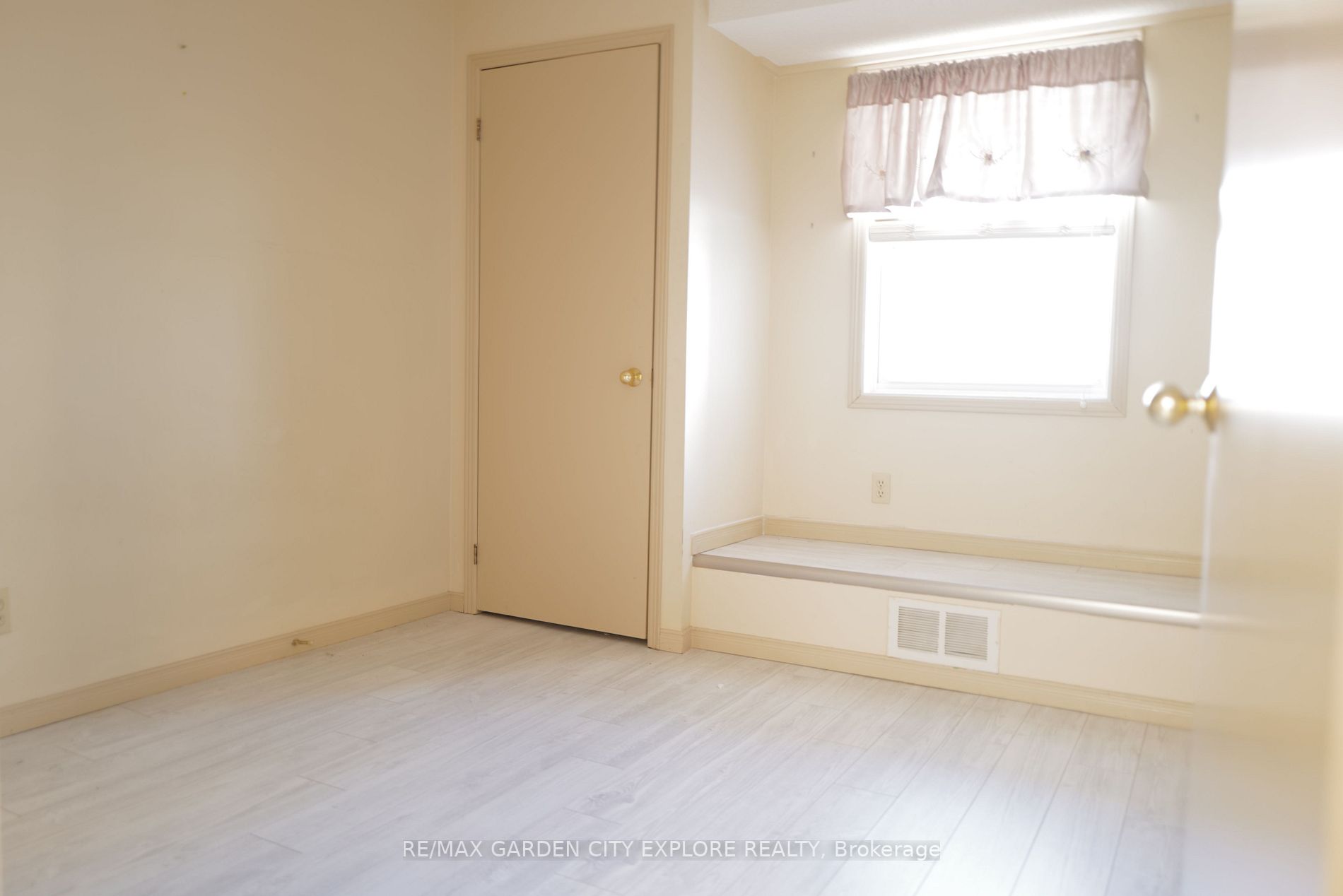 78 Roehampton Ave, #319