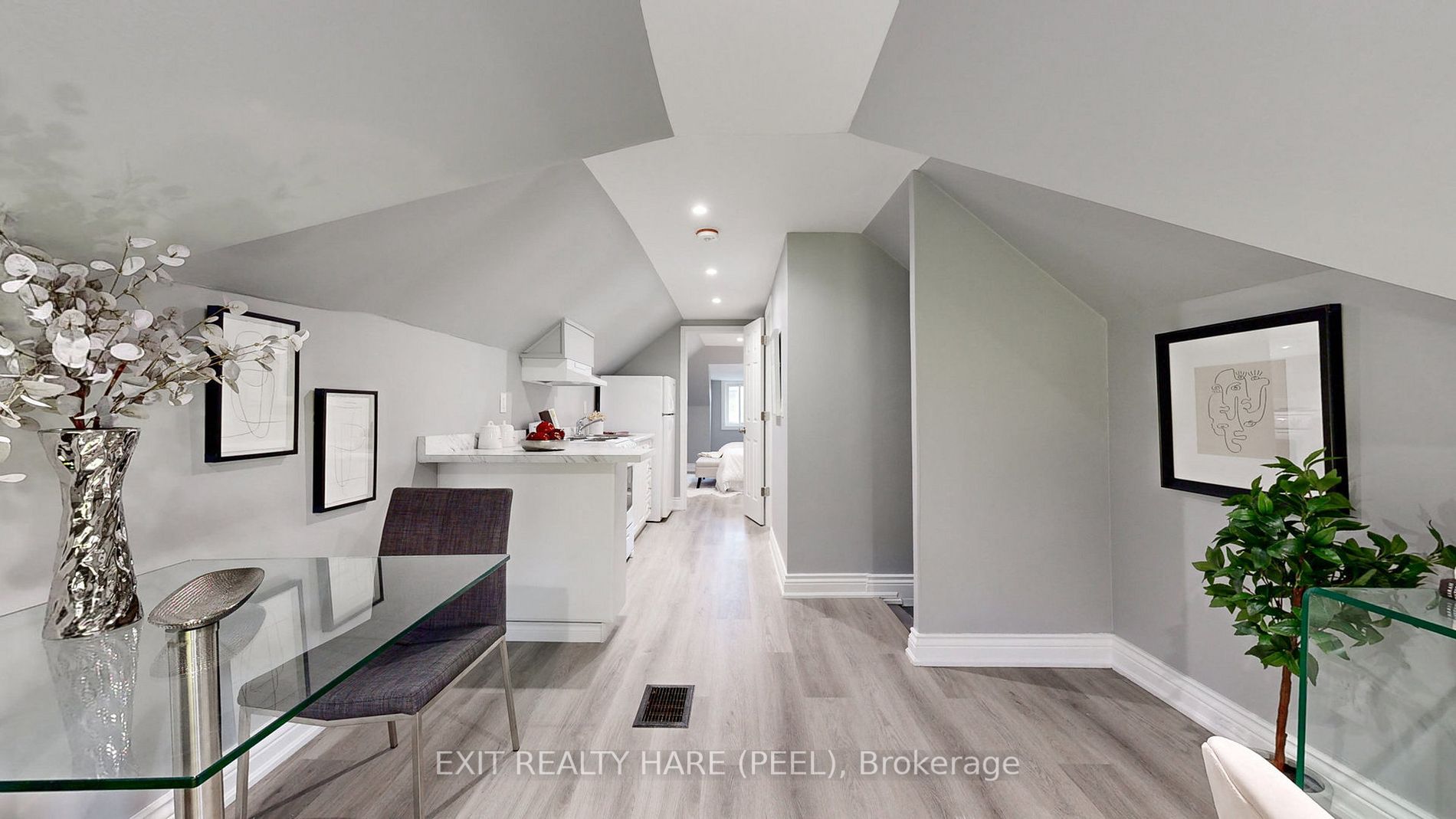 214 Rosslyn Ave S