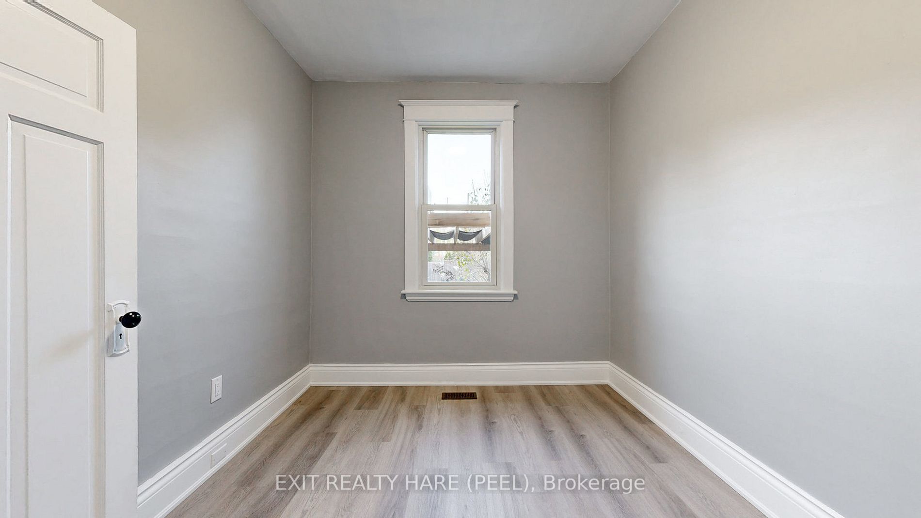 214 Rosslyn Ave S