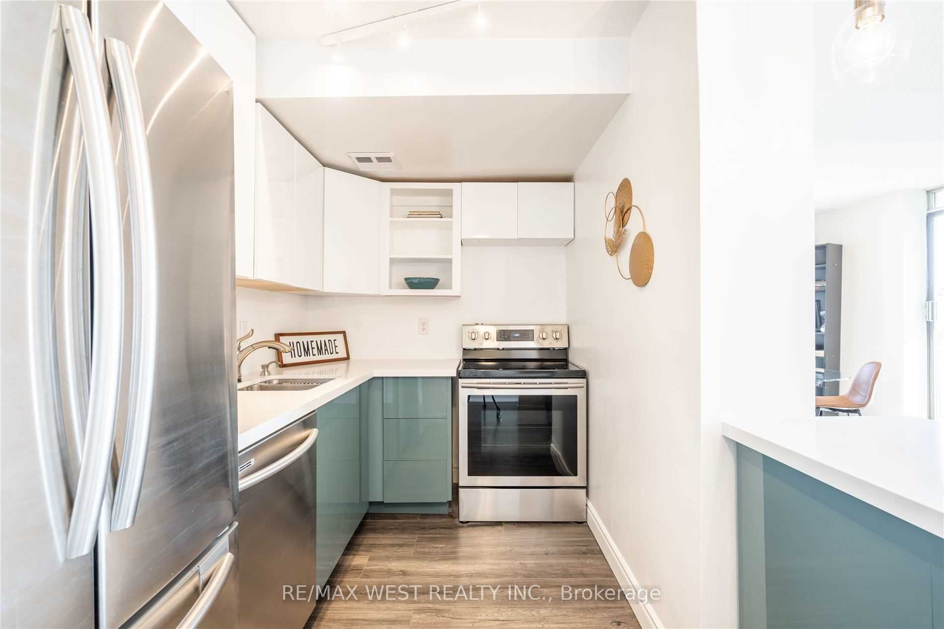150 Charlton Ave E, #702