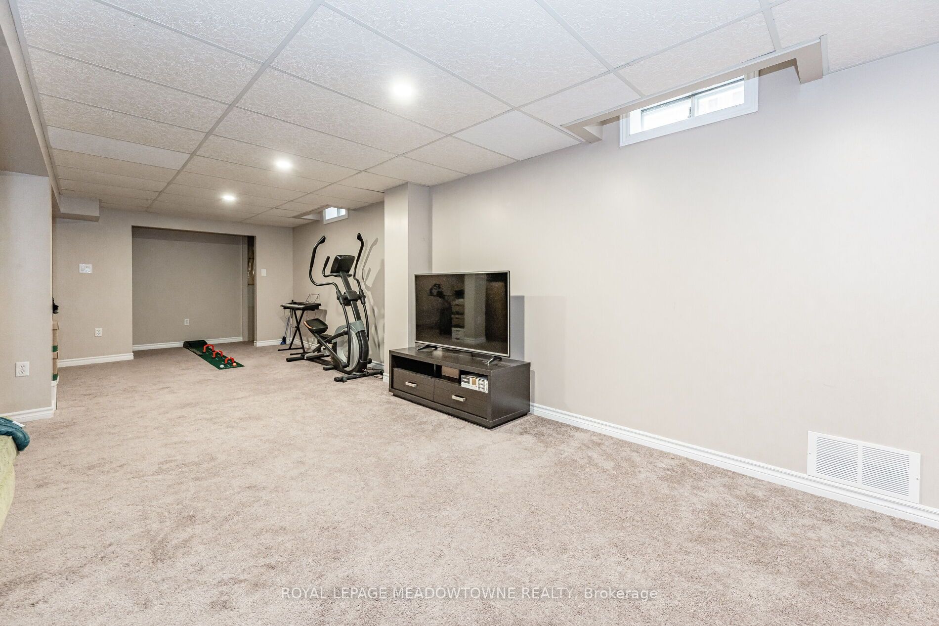 74 Royaledge Way