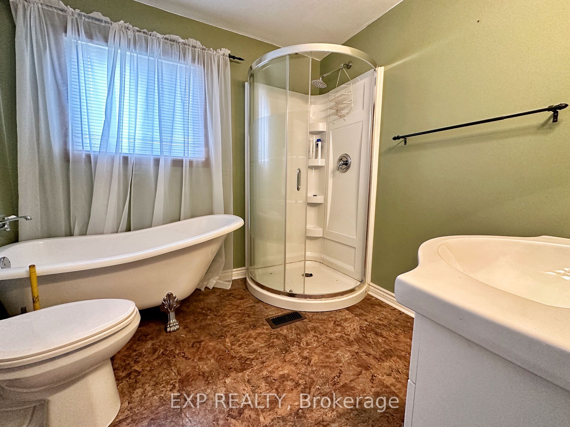 49 Ridge Rd E