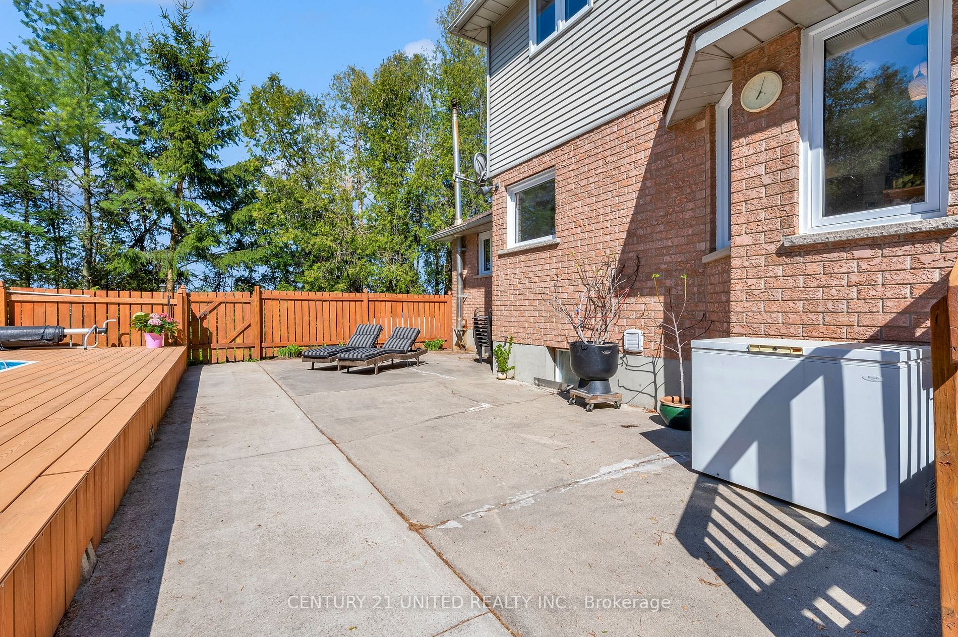 902 Laird Rd