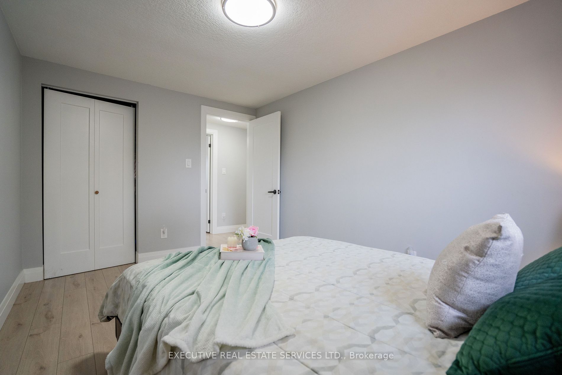 716 Elgin St N