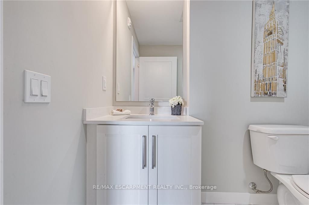 15 Queen St S, #1712