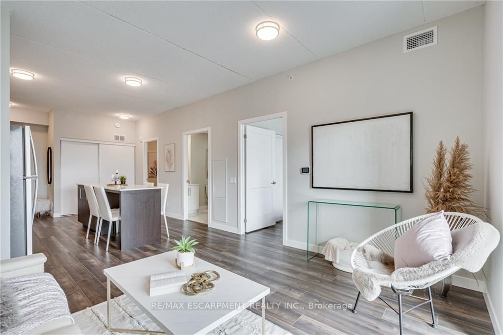 15 Queen St S, #1712